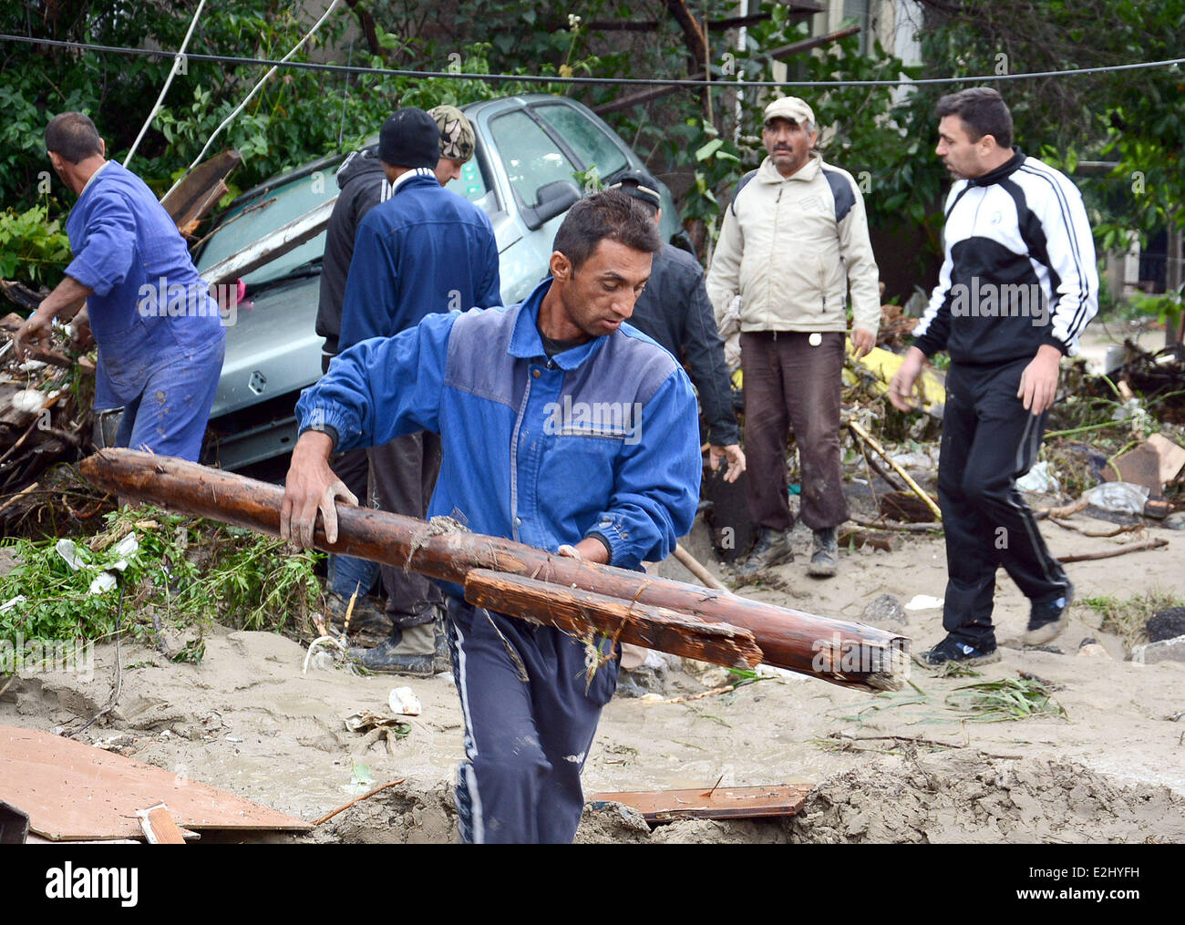 Varna, Bulgarien. 20. Juni 2014. Bewohner bereinigen eine schwere Überschwemmungen in das Schwarzmeer Hafen von Varna, Bulgarien, 20. Juni 2014 folgen. Mindestens 10 Personen wurden getötet und drei noch vermisst, nach Regen ausgelösten Überschwemmungen zwei Städte in Ostbulgarien über Nacht getroffen, sagte Innenminister Tsvetlin Yovchev am Freitag. Bildnachweis: BTA/Xinhua Stockfoto