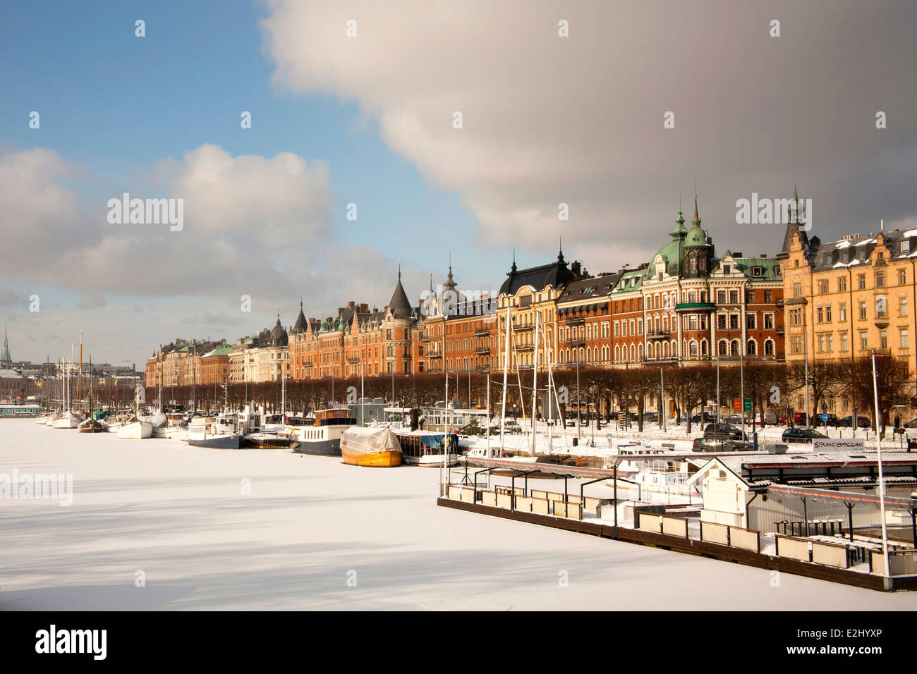 Aussicht auf Gamla Stan (Altstadt) aus über den gefrorenen Hafen Stockfoto
