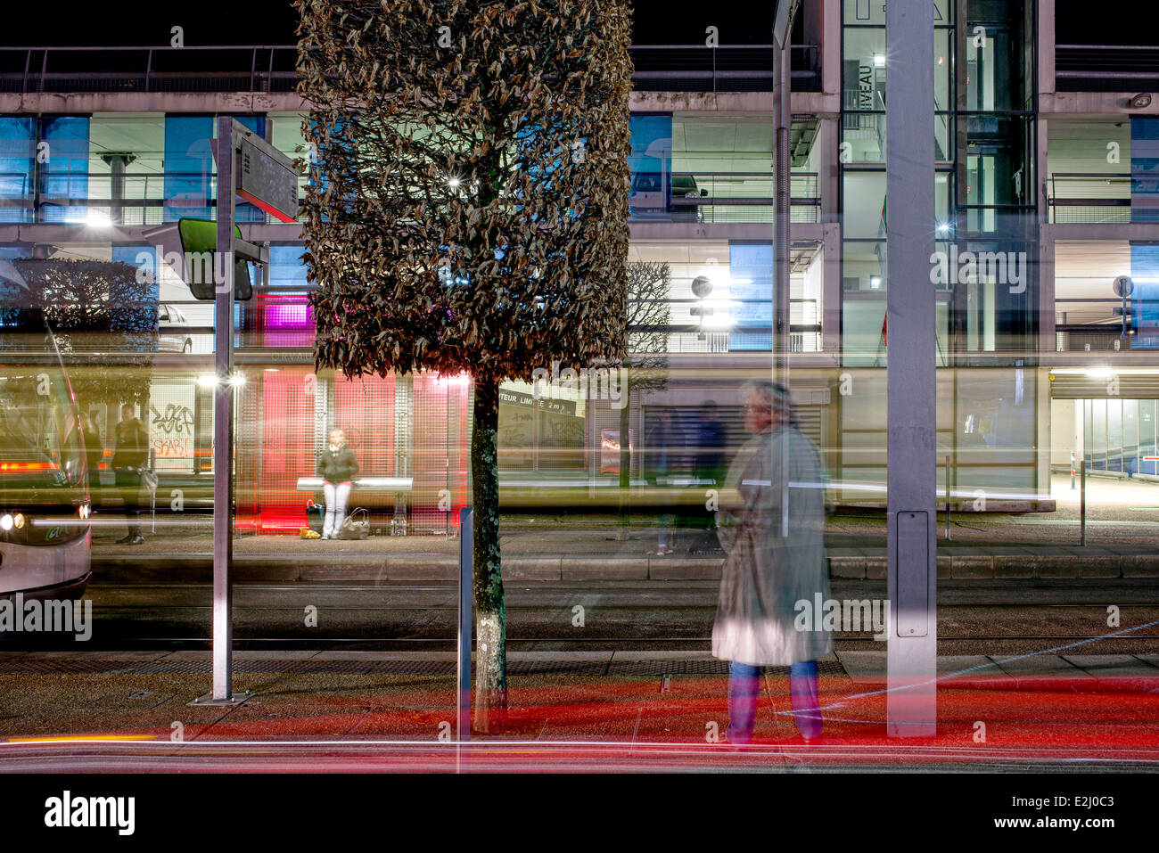 Langzeitbelichtung bei Nacht Orvault MorliÅre Tram-Station, Nantes, Loire-Atlantique, Frankreich Stockfoto