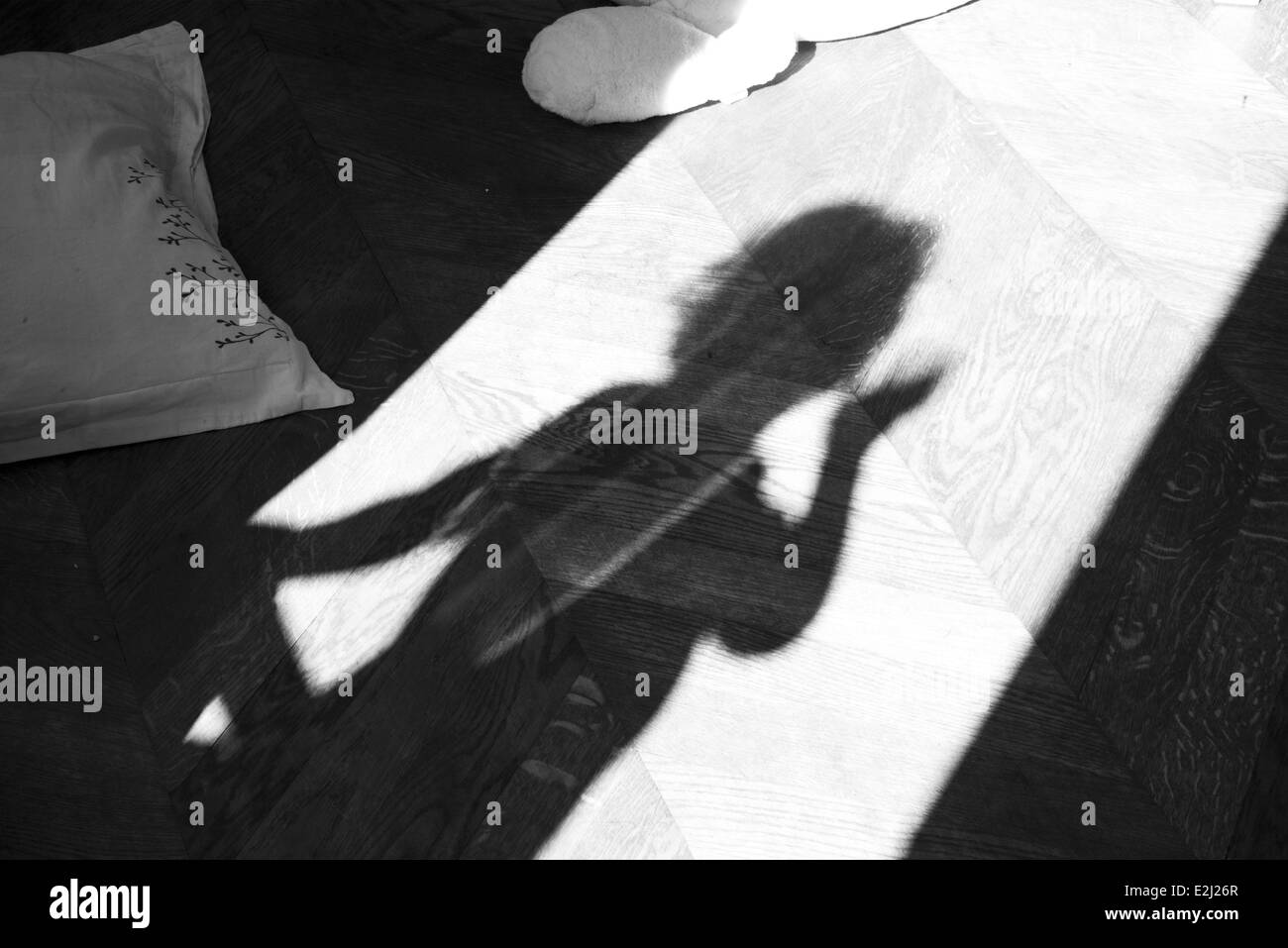 Person, die Schatten auf Boden Stockfoto