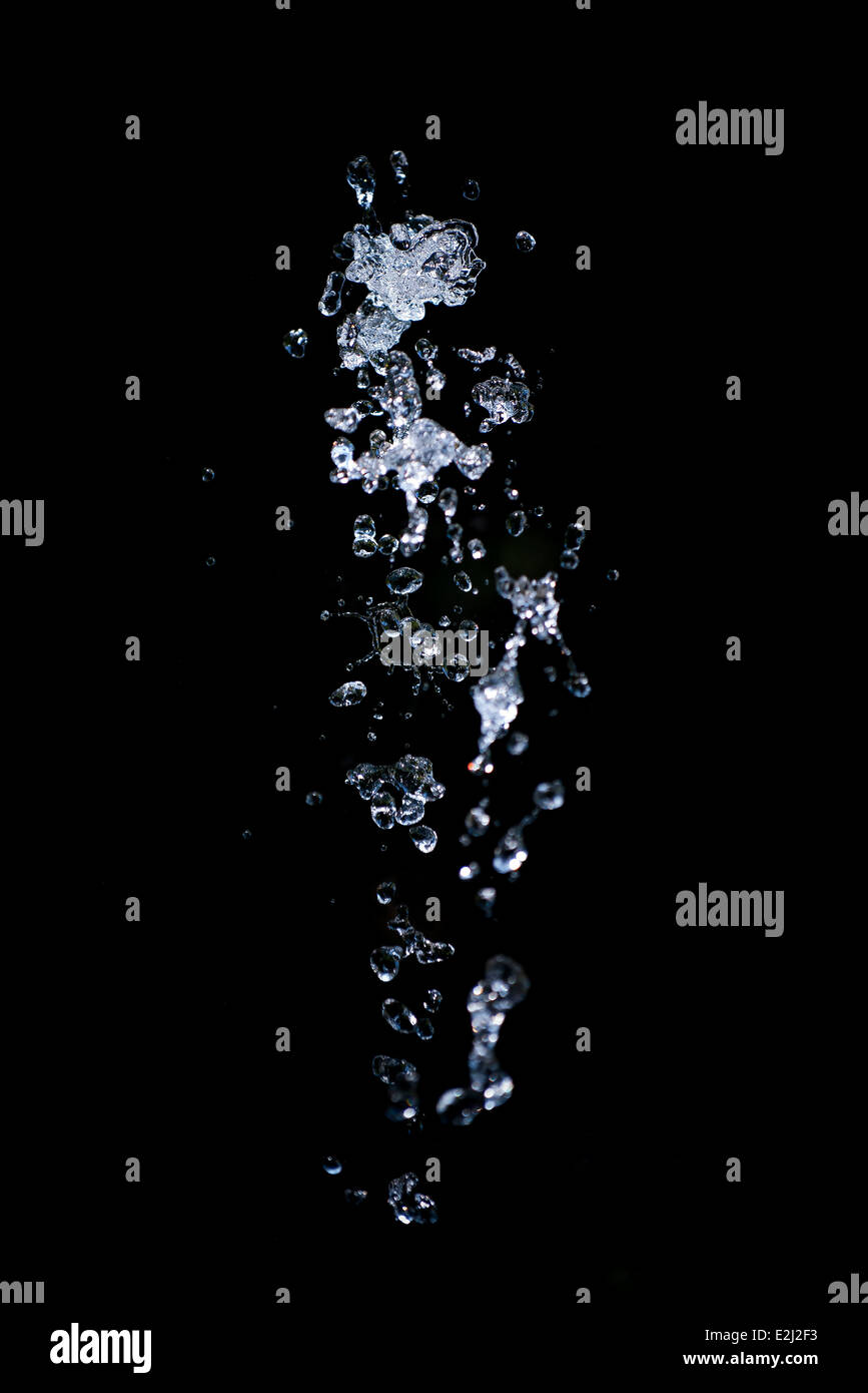 Wassertropfen in der Luft plantschen Stockfoto