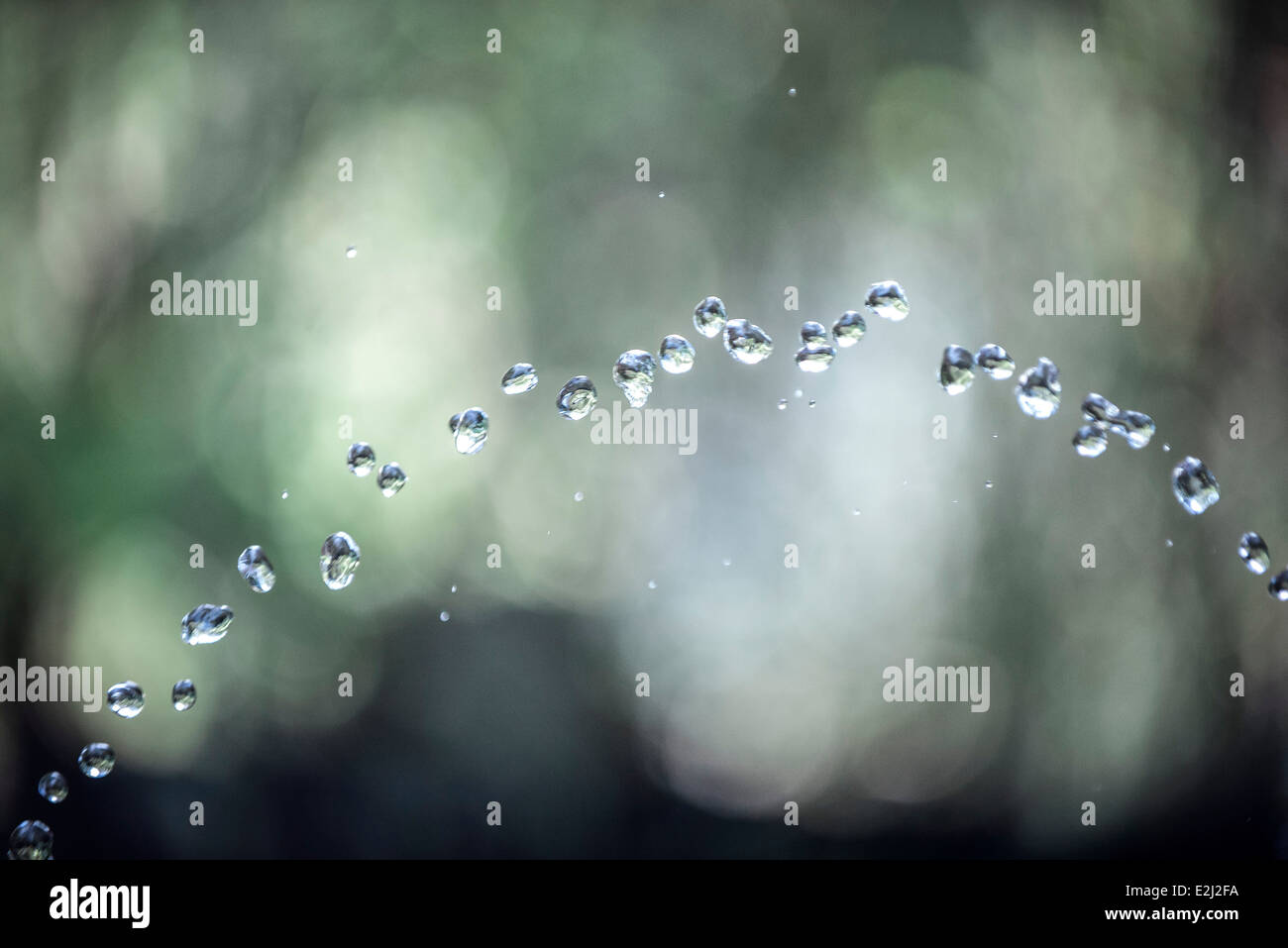 Wassertropfen in der Luft plantschen Stockfoto