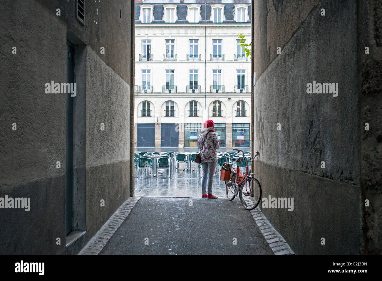 Radfahrer anhalten in Gasse, Place du Bouffay, Nantes, Loire-Atlantique, Frankreich Stockfoto