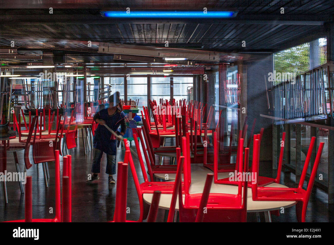 Hausmeister Reinigung Cafeteria nach Feierabend Stockfoto