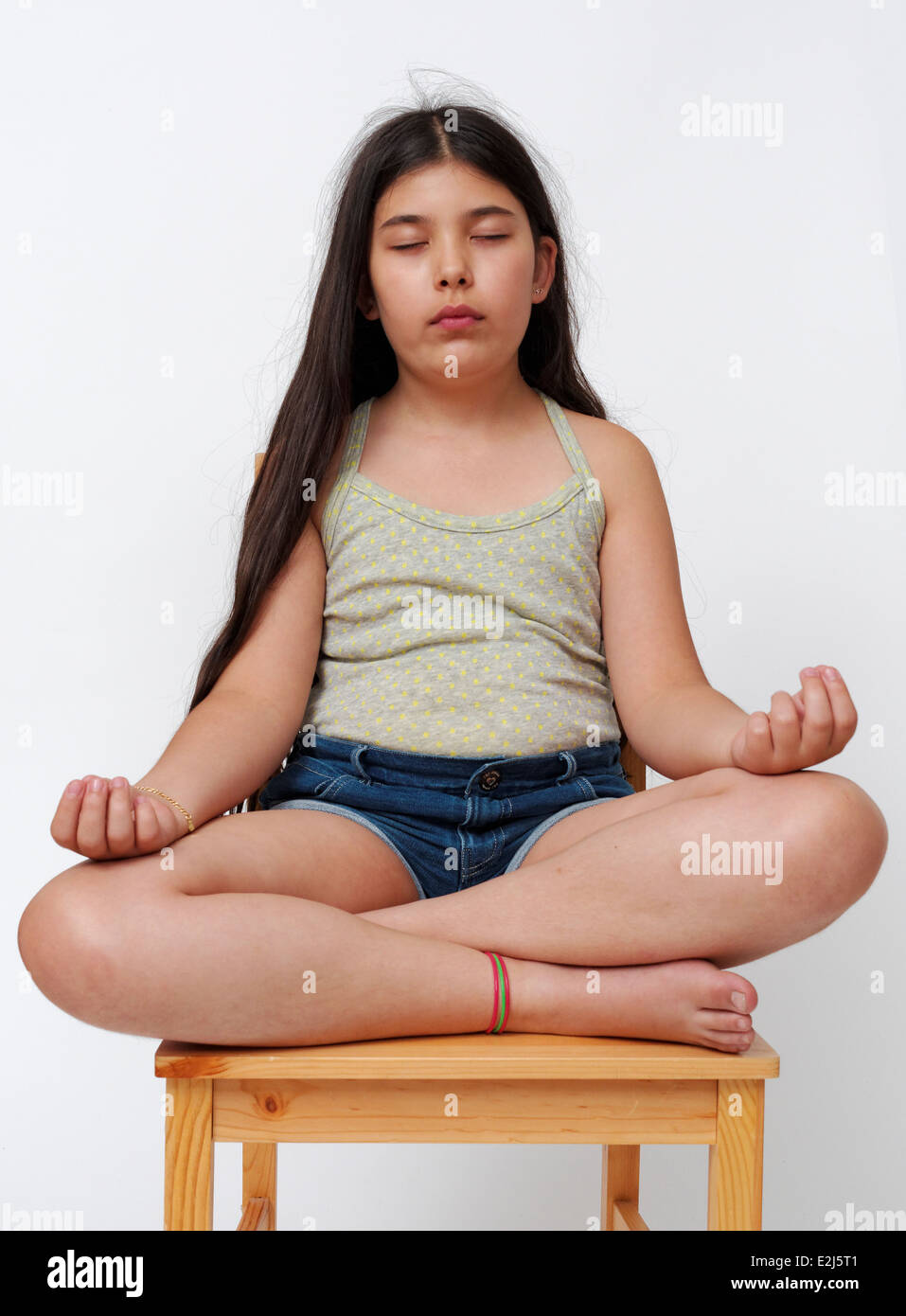 Junges Mädchen von 9 meditieren Model-Release verfügbar Stockfoto