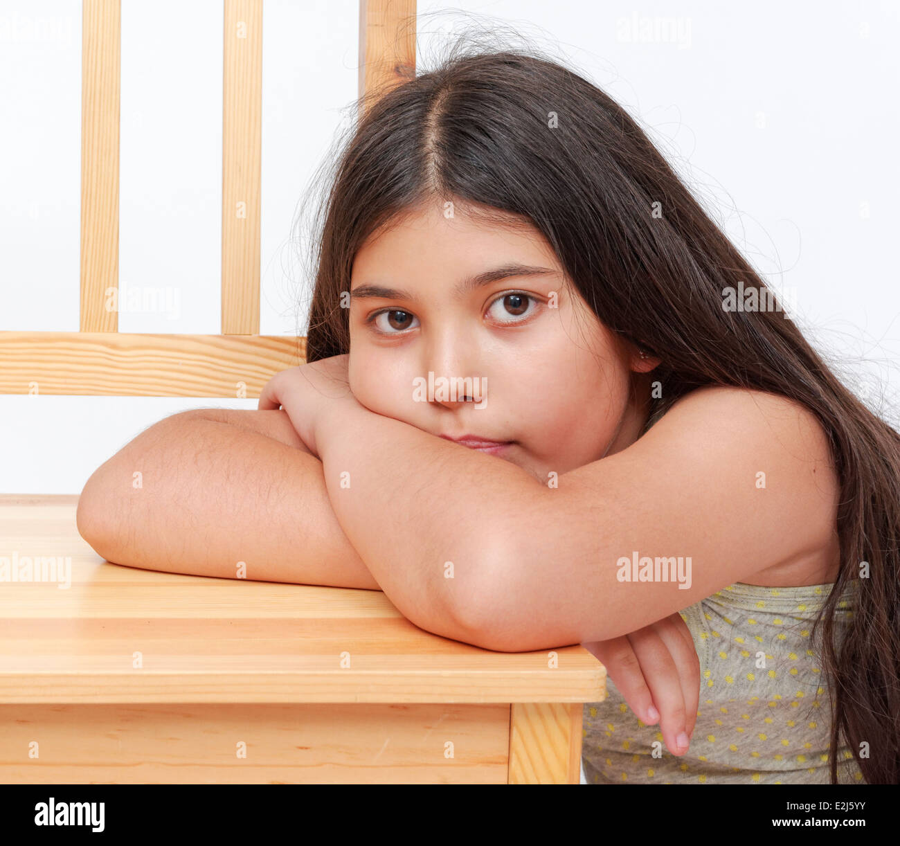 Junges Mädchen von 9 schmollt, Model-Release verfügbar Stockfoto