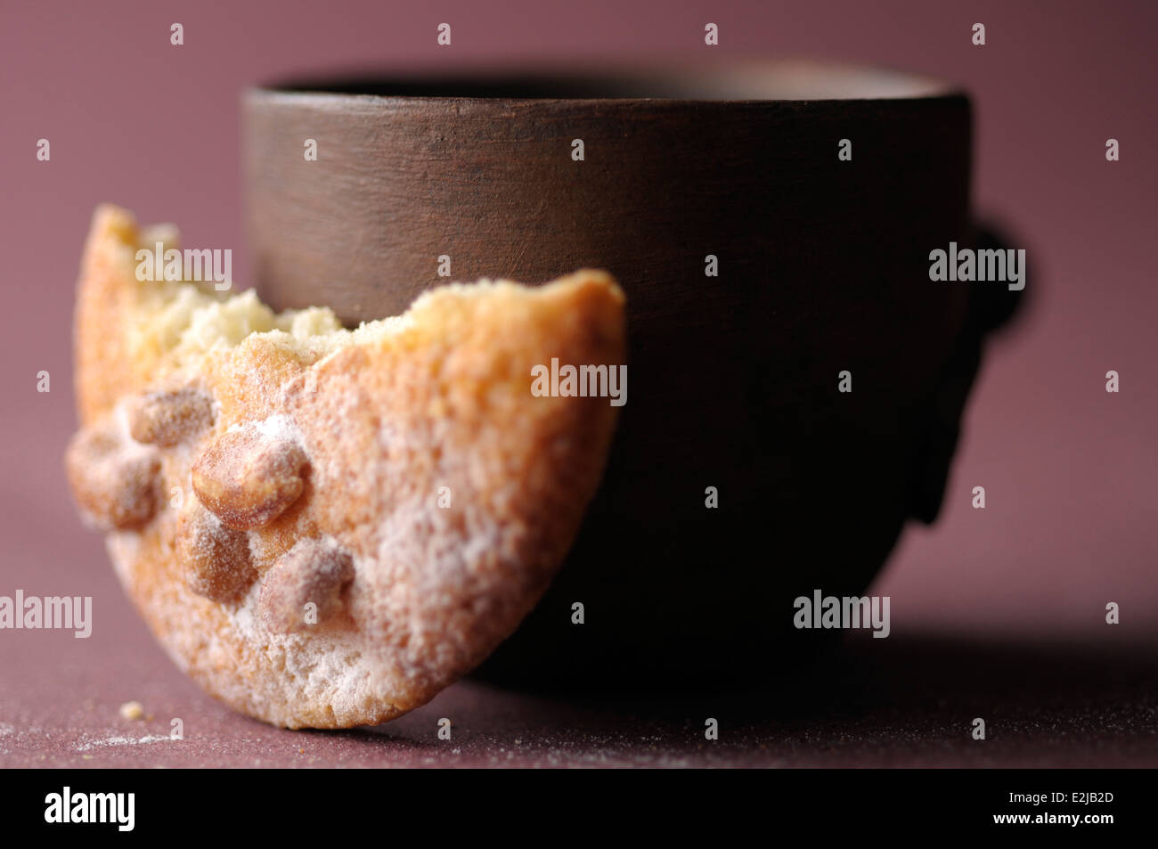 Bunte Studioaufnahme von hausgemachte Cookies mit Nüssen Stockfoto
