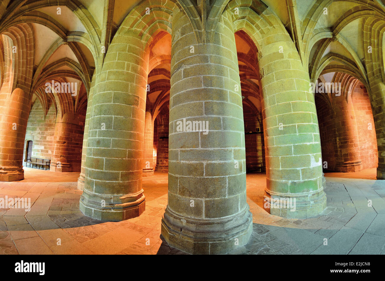 Frankreich, Normandie: Detailansicht der großen Säule Krypta der Abtei St. Pierre in Le Mont St. Michel Stockfoto