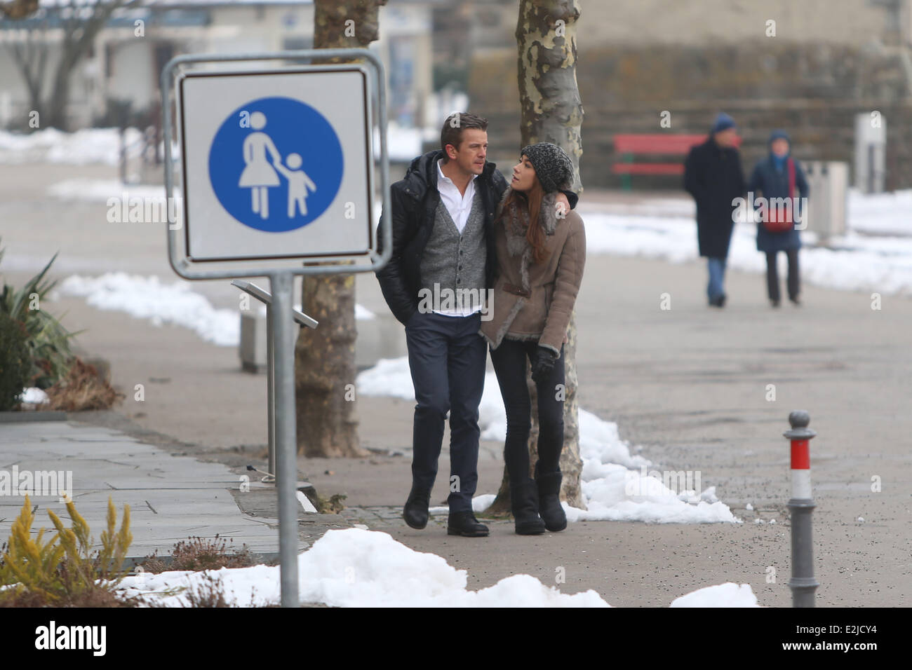 Markus Lanz und Freundin Angela Gessmann zu Fuß entlang des Hafens in Lindau am Bodensee See. Heute Abend Moderatoren Markus Lanz die ZDF Wetten, Dass...? in Friedrichshafen.  Wo: Lindau, Deutschland bei: 23. Februar 2013 Stockfoto
