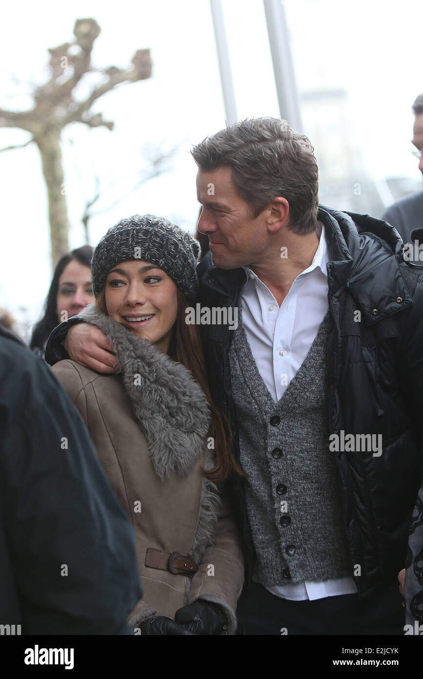 Markus Lanz und Freundin Angela Gessmann zu Fuß entlang des Hafens in Lindau am Bodensee See