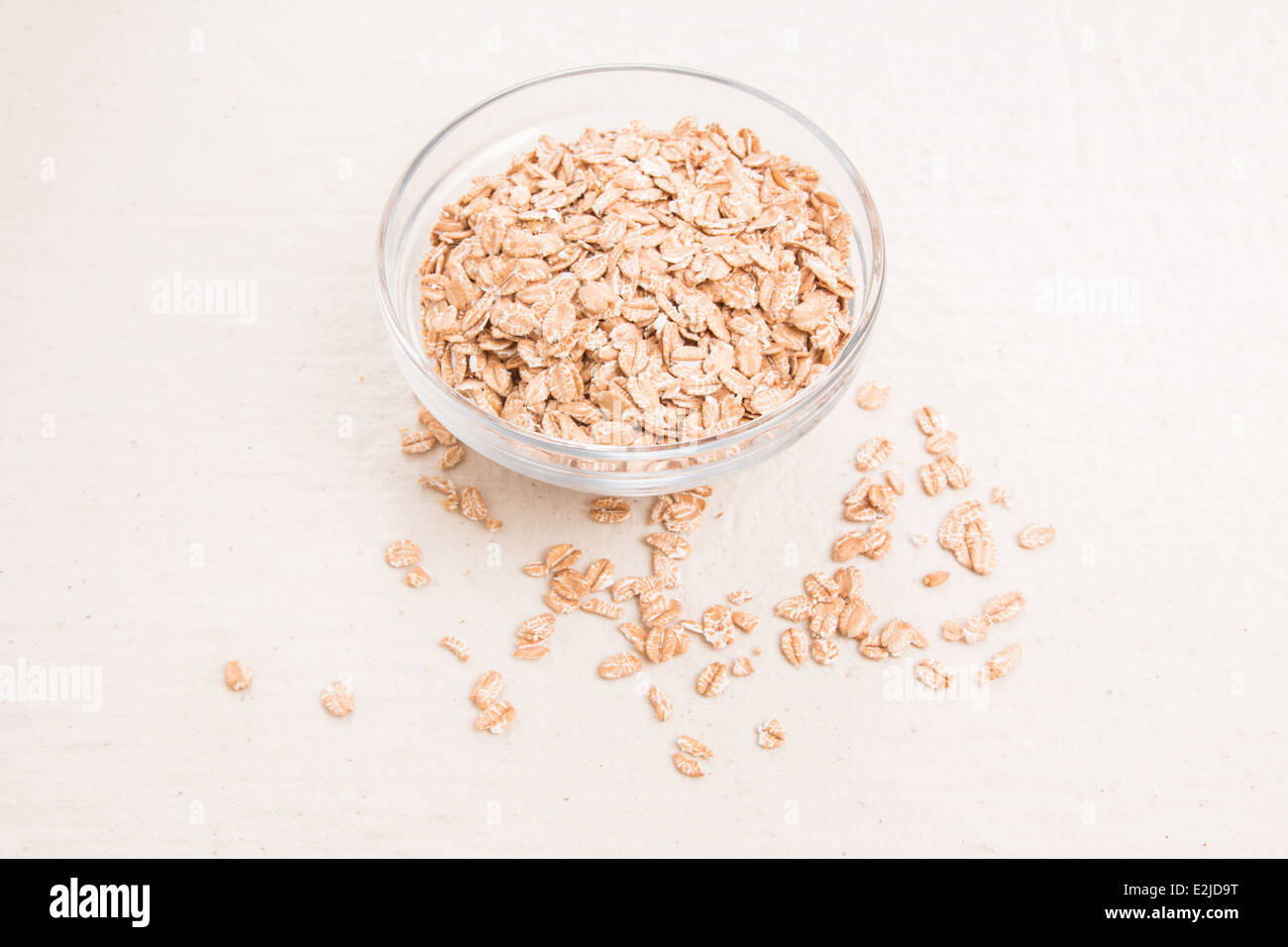 Dinkel Flocken "Triticum Aestivum var.spelta" in eine Glasschüssel auf Creme Stoff (3 von 15) Stockfoto