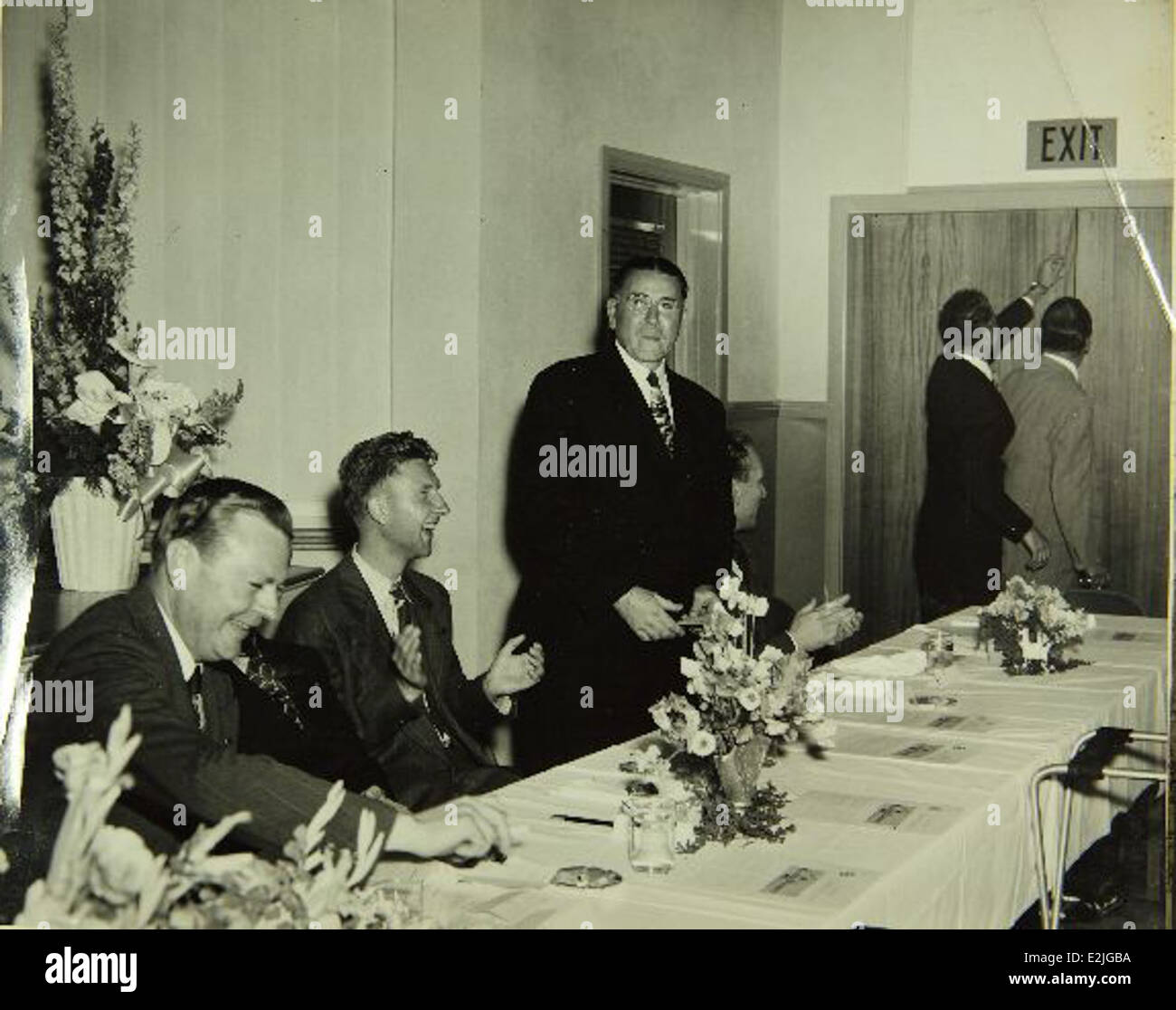 Dieses Foto zeigt Convair/General Dynamics Werk und Personal Mitte des 20. Jahrhunderts. Das Unternehmen war ein wichtiger Akteur in der Luft- und Raumfahrtindustrie und trug maßgeblich zur Entwicklung von Flugzeugen und Raketen während des Kalten Krieges bei. Stockfoto