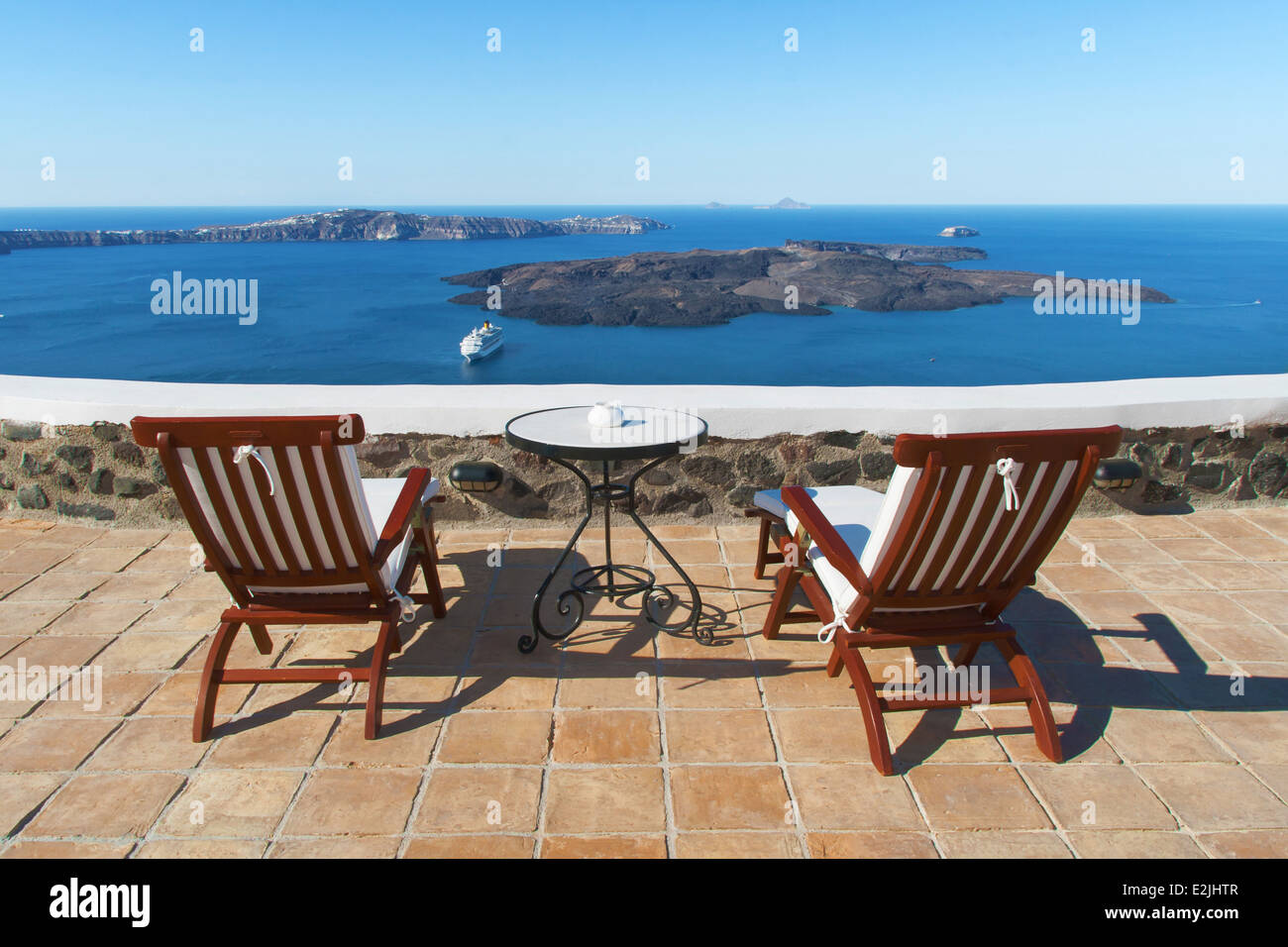 Meerblick von der Terrasse von Fira, Santorini, Ägäische Inseln, Griechenland. Stockfoto