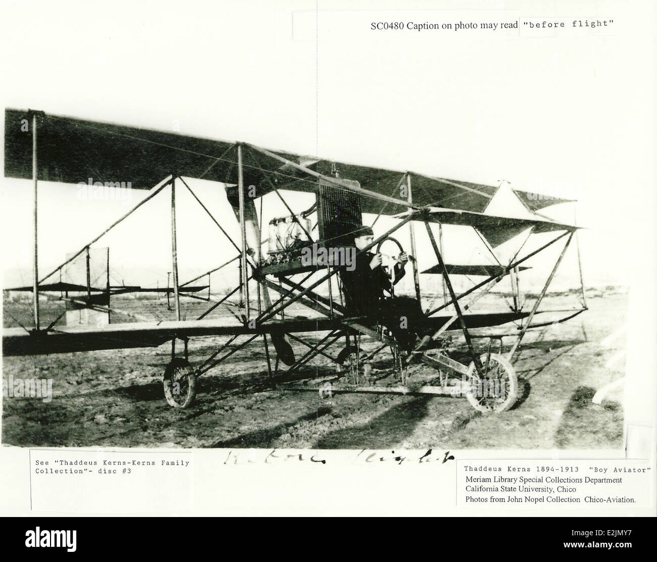 Dieses Bild zeigt Thaddeus Kerns, einen Pionier der Luftfahrt, der vor seinem Flug aufgenommen wurde. Das Foto ist Teil der California State University, Chicos Meriam Library Special Collections, die wichtige Momente der Luftfahrtgeschichte dokumentiert. Stockfoto