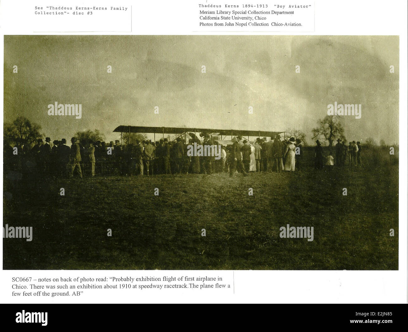 Thaddeus Kerns nahm an einer Flugzeugausstellung an der California State University in Chico Teil. Die Ausstellung war Teil der Special Collections der Meriam Library und beleuchtet die Geschichte der Luftfahrt und Kerns’ Beiträge auf dem Gebiet der Luftfahrt. Stockfoto