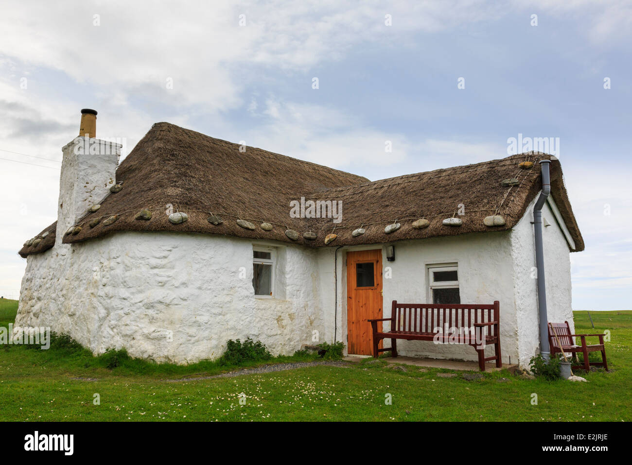 Jugendherberge in alten strohgedeckten Blackhouse Cottage mit weiß getünchten Wänden. Howmore South Uist äußeren Hebriden Western Isles Schottland Stockfoto