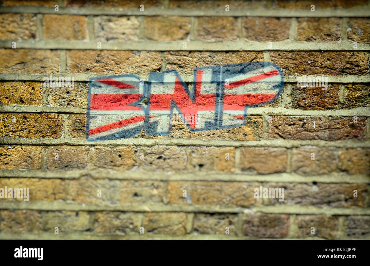 BNP, britische nationale Partei Graffiti gesprüht auf eine Mauer gemalt. Stockfoto