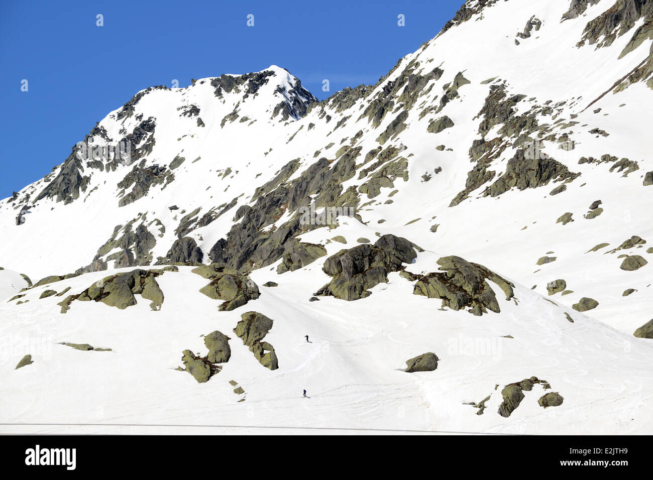 Skifahren abseits der Piste auf spät Skifahrer Schnee im Mai auf dem Gotthard Pass oder St. Gotthard-Pass (Italienisch: Passo del San Gottardo) Stockfoto