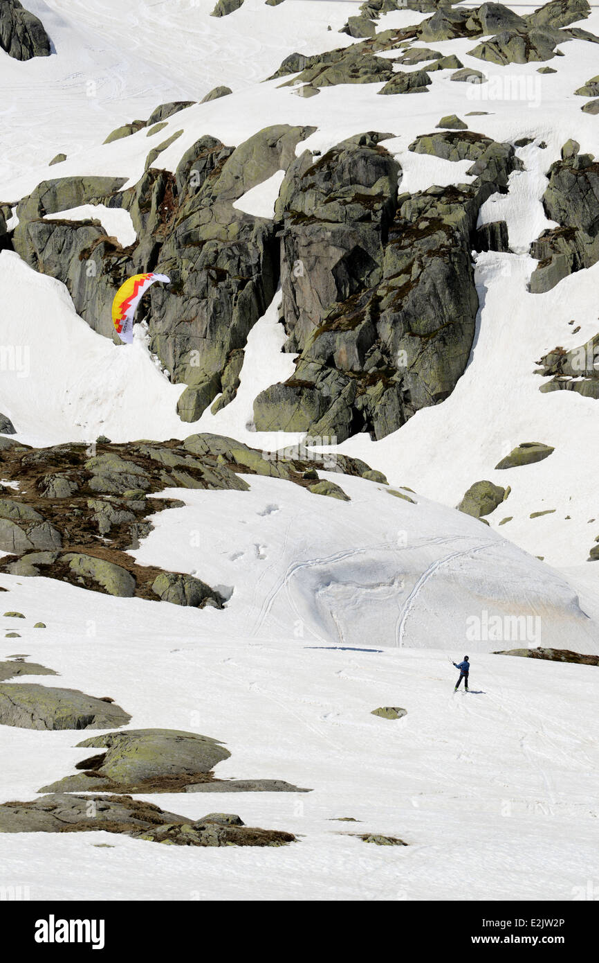 Snowkiten Skifahrer Skifahren abseits der Piste auf spät Schnee im Mai auf dem Gotthard Pass oder St. Gotthard Pass Passo del San Gottardo Stockfoto