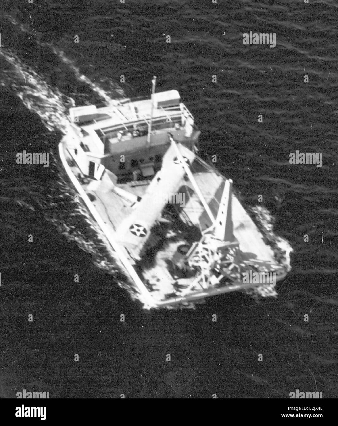 Dieses Foto zeigt ein Aeromarine 39-B-Flugzeug nach einem Unfall von der USS Langley. Das Flugzeug wurde während der frühen Navy eingesetzt und ist eines der ersten Starrflügelflugzeuge, das von einem Schiffsdeck geborgen wurde. Stockfoto