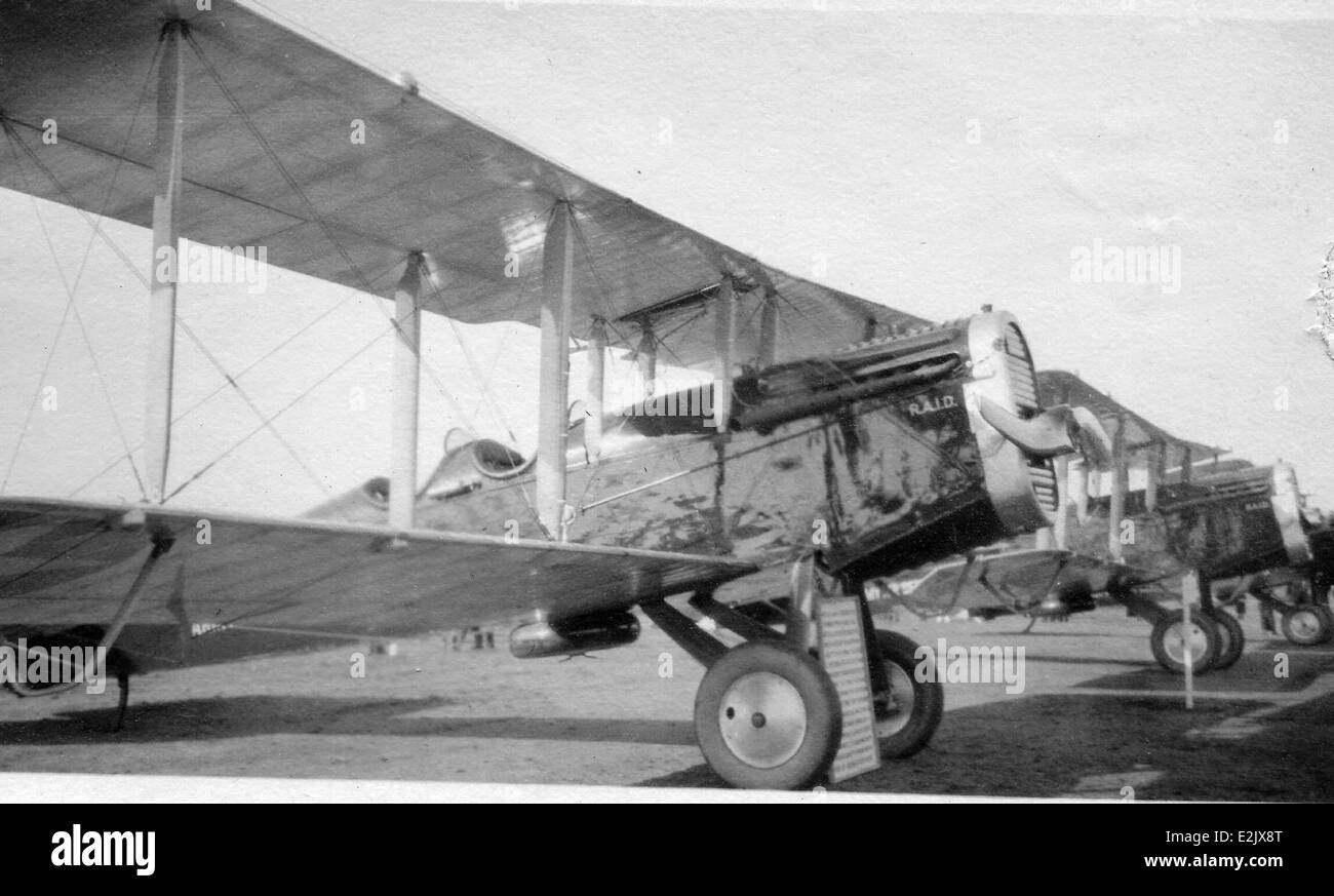 Die DeHavilland DH-4B war ein Doppeldecker aus der Zeit des Ersten Weltkriegs, der vom US Army Air Service eingesetzt wurde. Er wurde für verschiedene Rollen eingesetzt, darunter Aufklärung, Bombenangriffe und Transport. Die DH-4B wurde in den 1920er Jahren auf Rockwell Field stationiert, einem bedeutenden Militärflugplatz in San Diego, Kalifornien Die Flugzeuge spielten eine wichtige Rolle bei der frühen Entwicklung der militärischen Luftfahrt in den USA. Stockfoto