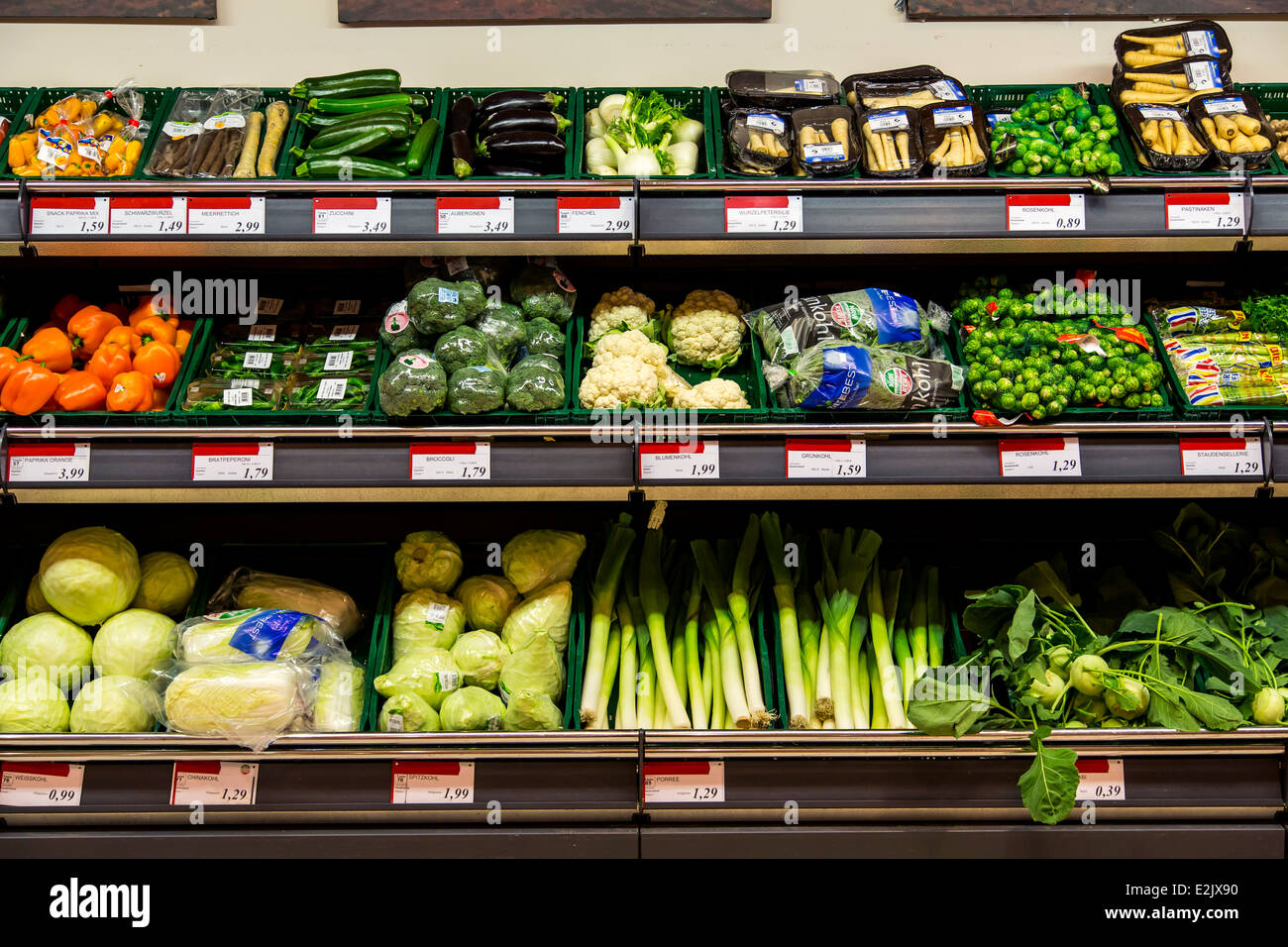 Regal mit Lebensmitteln im Supermarkt. frisches Gemüse, Stockfoto