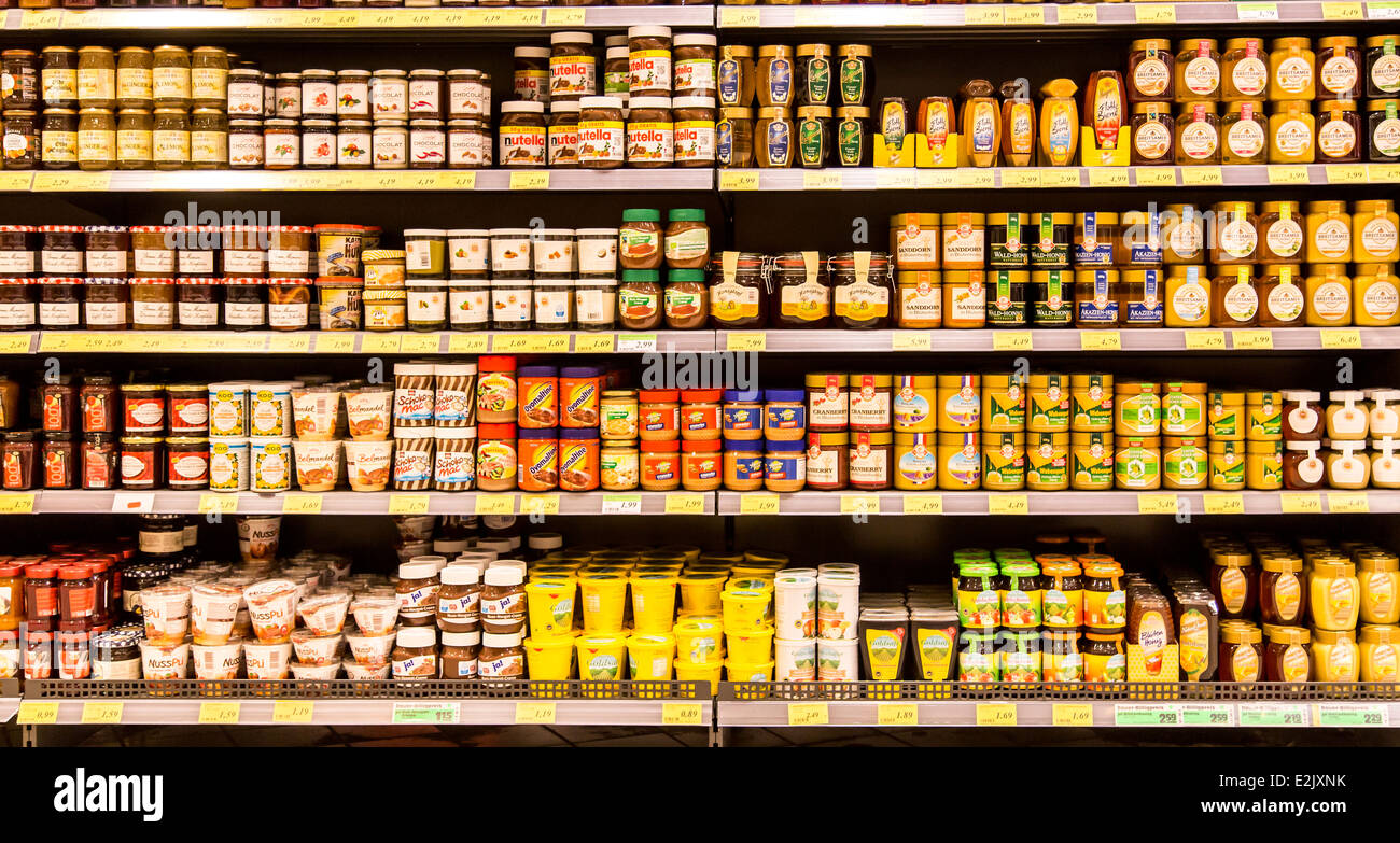 Regal mit Lebensmittel in einem Supermarkt, Süßigkeiten, Marmelade