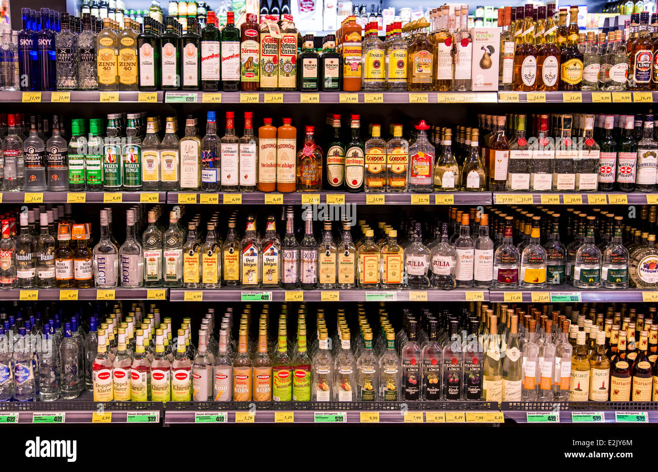 Regal mit Lebensmitteln im Supermarkt. Spirituosen, Liköre, Alkohol, Stockfoto