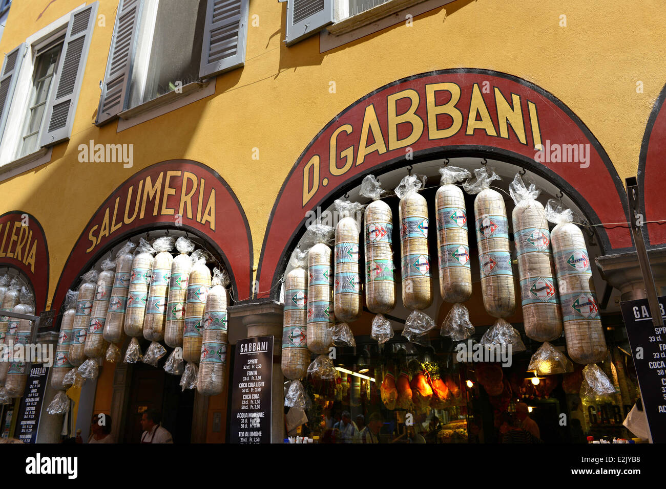 Lugano Schweiz Gabbani Feinkost Verkauf Salami Wurst und Wurstwaren Stockfoto