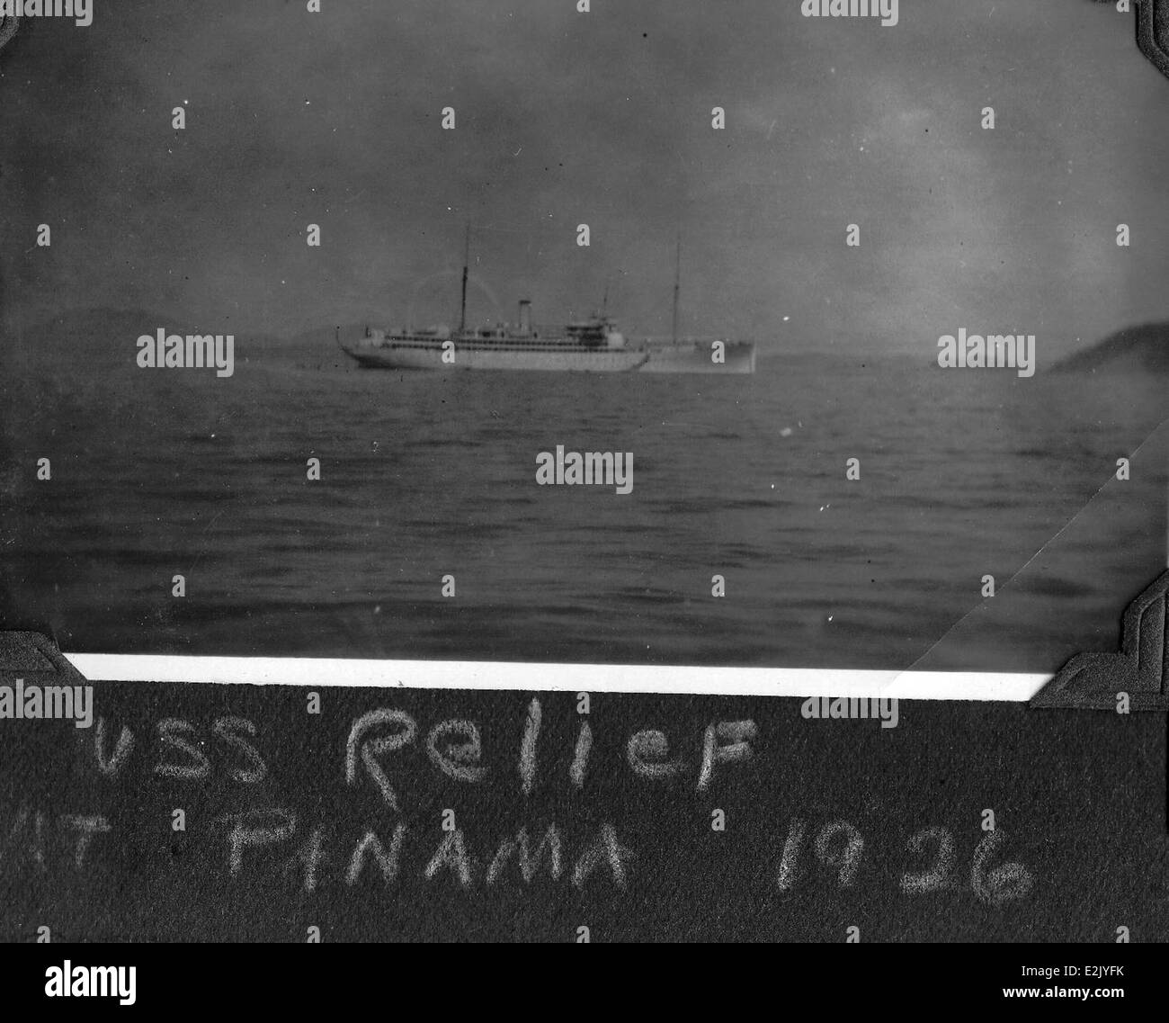 Dieses Bild zeigt die AH-1 an Bord der USS Relief in Panama im Jahr 1926. Die AH-1 war eines der frühen Flugzeuge, die von der US Navy für Aufklärungs- und Patrouillenmissionen eingesetzt wurden. Dieses Foto ist Teil der Sammlung des San Diego Air and Space Museum und zeigt die frühe Geschichte der Marineflugzeuge. Stockfoto