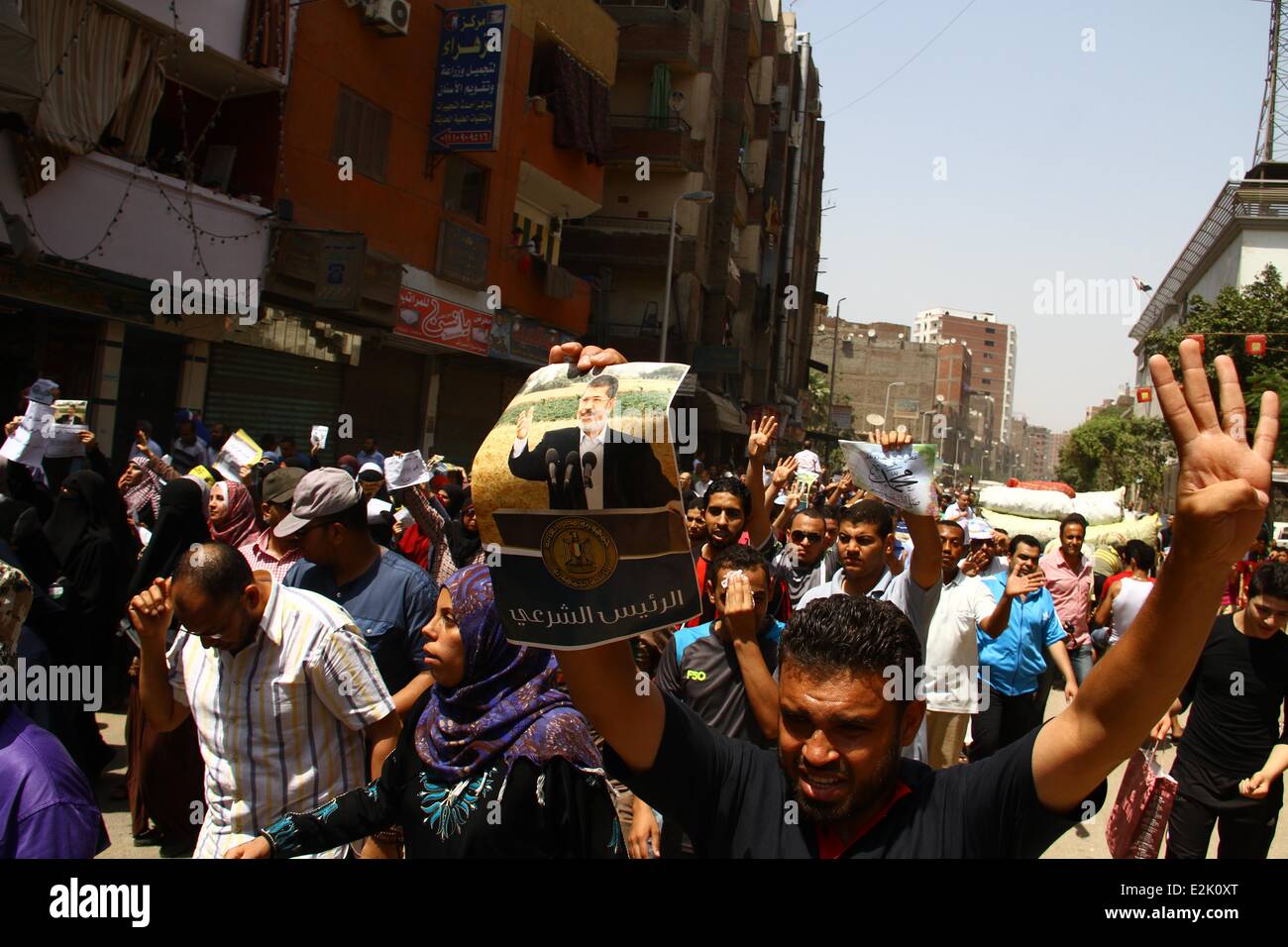 Kairo, Ägypten. 20. Juni 2014. Anhänger des gestürzten Präsidenten Mohamed Morsi nehmen Teil an einer Demonstration in El-Matareya Nachbarschaft Ost-Kairo, Ägypten, 20. Juni 2014. © Ahmed Gomaa/Xinhua/Alamy Live-Nachrichten Stockfoto