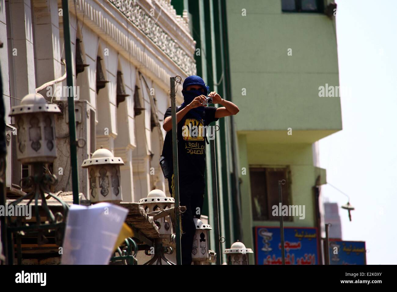 Kairo, Ägypten. 20. Juni 2014. Ein Anhänger des gestürzten Präsidenten Mohamed Morsi nimmt Teil an einer Demonstration in El-Matareya Nachbarschaft Ost-Kairo, Ägypten, 20. Juni 2014. © Ahmed Gomaa/Xinhua/Alamy Live-Nachrichten Stockfoto