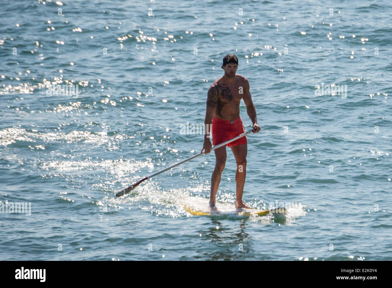 Aberystwyth Wales UK, Freitag, 20. Juni 2014 als den Bann der warmen besiedelt sonniges Wetter geht weiter in Richtung am Wochenende eine Paddleboarder genießen Sie das ruhige Meer Aberystwyth an der Westküste Wales Cardigan Bay UK Credit: Keith Morris/Alamy Live-Nachrichten Stockfoto