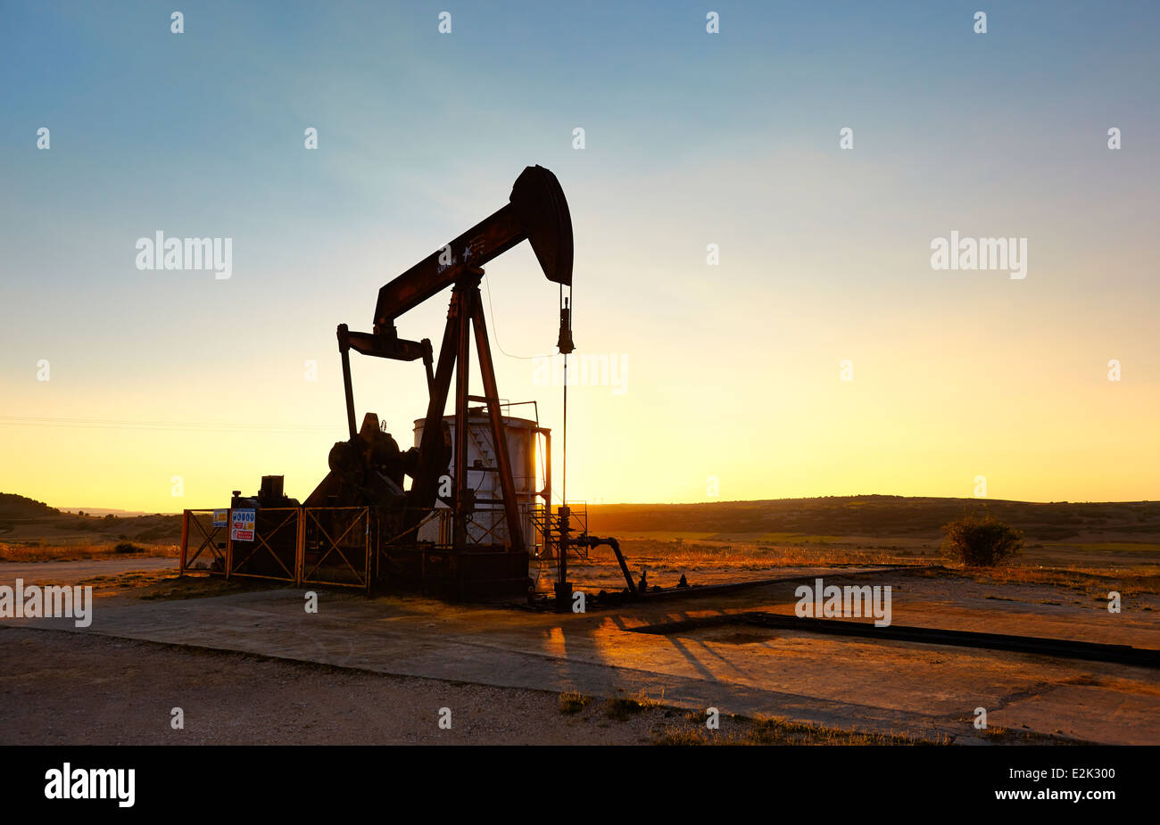 Oil well at Ayoluengo de la Lora. Sargentes, Burgos, Castile and Leon, Spain. Stockfoto