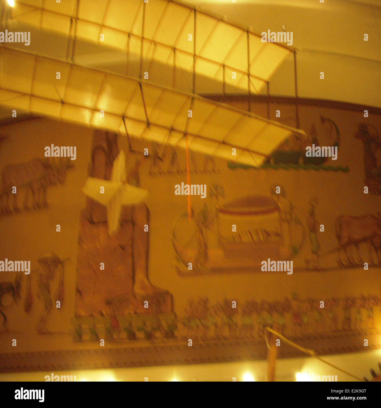 Dieses Bild zeigt eine Luftfahrt-Ausstellung im Balboa Park in San Diego, die die Geschichte der Flugzeuge und der Luftfahrt zeigt. Die Sammlung ist Teil des San Diego Air and Space Museum, das das Erbe der Luftfahrt bewahrt und bedeutende Flugzeuge aus verschiedenen Epochen des Fluges zeigt. Stockfoto