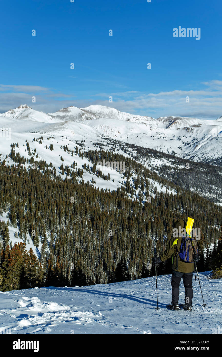 Schneeschuhwanderer bewundern Bergblick von Loveland Pass, Colorado USA Stockfoto