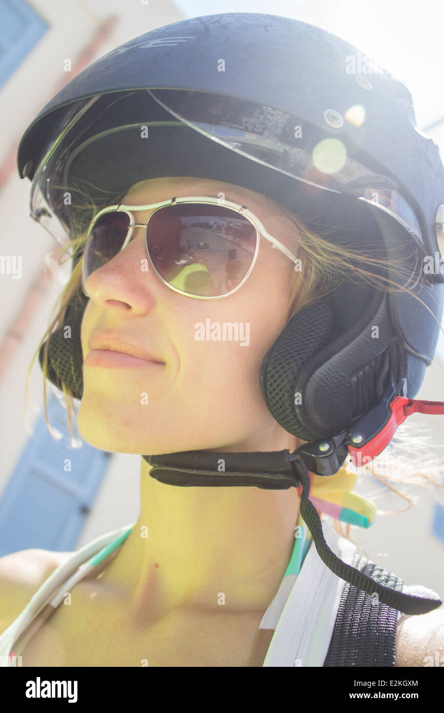 Frau Helm Reiten fahren Motorrad Licht Sinlight tragen Sonnenbrillen Seitenprofil Stockfoto