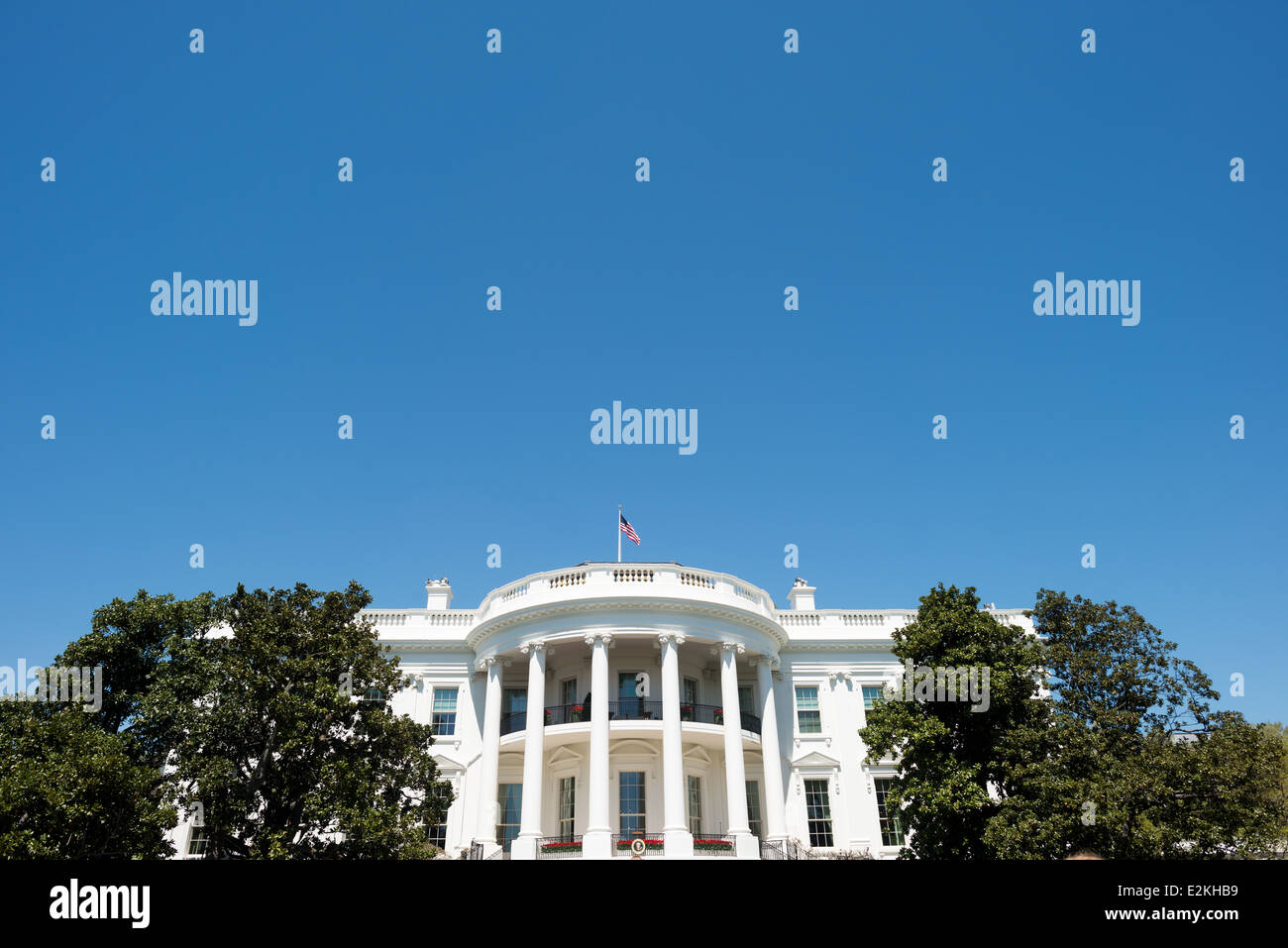White House South Portico Washington DC // WASHINGTON DC – das South Portico des Weißen Hauses, das sich an der 1600 Pennsylvania Avenue NW befindet, steht vor einem klaren blauen Himmel. Der neoklassizistische Eingang, der 1824 hinzugefügt wurde, verfügt über markante Säulen und den Truman Balkon darüber. Dieser ikonische Blick auf das Herrenhaus zeigt den primären zeremoniellen Eingang des Präsidenten. Stockfoto