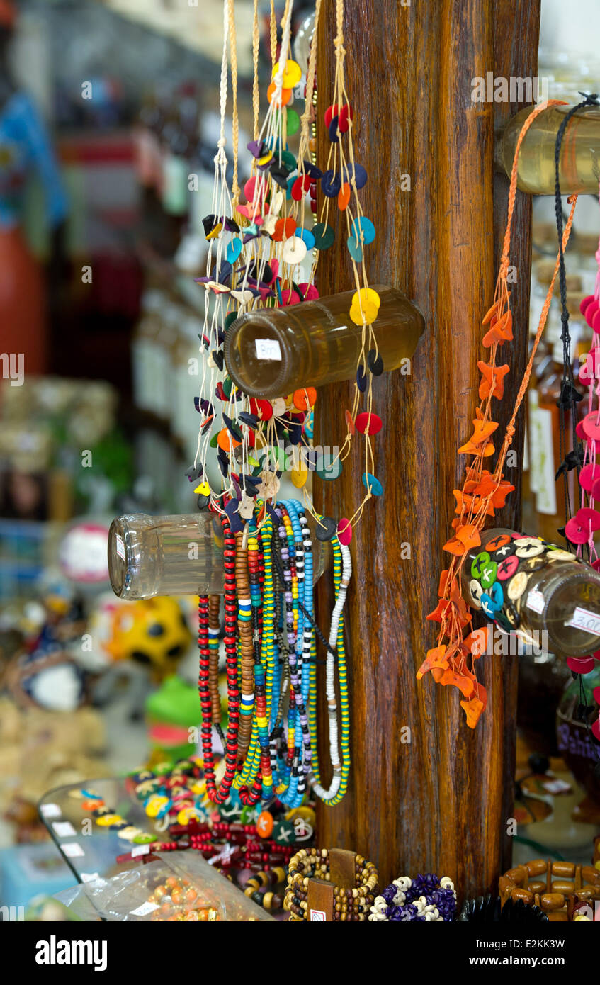 Porto Seguro, Brasilien. 20. Juni 2014. Verkauf von Modeschmuck ist in der Stadt Zentrum von Porto Seguro, Brasilien, 20. Juni 2014 gesehen. Die FIFA WM 2014 wird vom 12 Juni bis 13. Juli 2014 in Brasilien stattfinden. Foto: Thomas Eisenhuth/Dpa/Alamy Live News Stockfoto