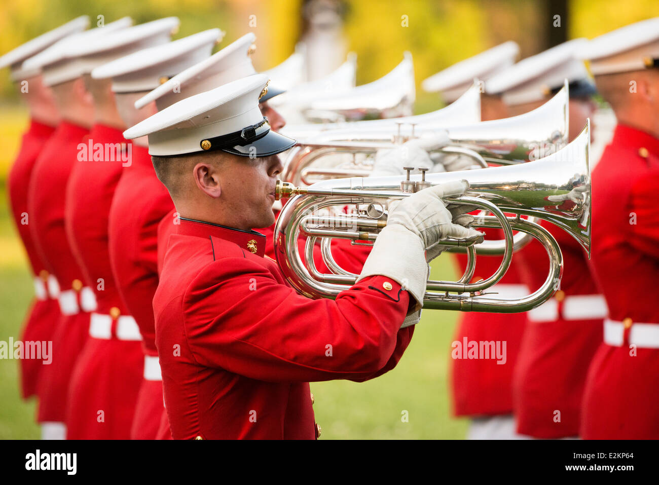 ARLINGTON, Virginia – das United States Marine Drum and Bugle Corps, bekannt als Commandant's Own, tritt bei der Sunset Parade am Iwo Jima Memorial in Arlington, Virginia, neben dem Arlington National Cemetery auf. Stockfoto