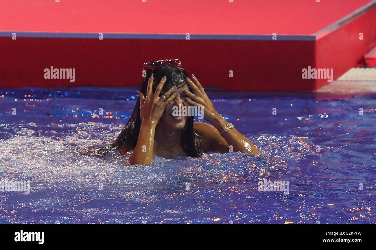 Verona Pooth im deutschen RTL TV show "Sterben Pool Champions" am Hallenbad SSE Europa-Sportpark.  Wo: Berlin, Deutschland bei: 28. Juni 2013 Stockfoto