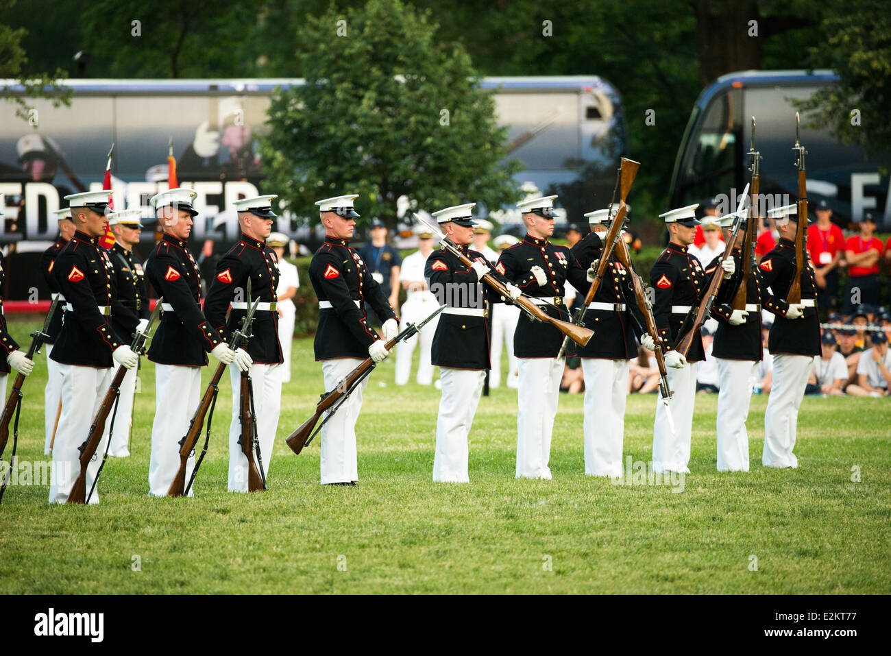 Das US Marine Corps Silent Drill Platoon führt ihre Übungen während der Sonnenuntergang-Parade in Iwo Jima Memorial in Arlington, Virginia. Stockfoto