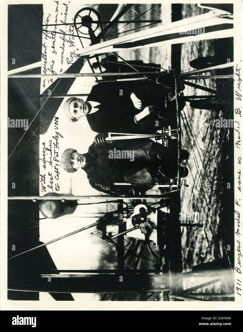 Dieses Foto zeigt Roy Waite mit einem Burgess Model F Doppeldecker, einem Pionierflugzeug aus dem frühen 20. Jahrhundert. Der von der Burgess Company entworfene Doppeldecker war für sein innovatives Design bekannt und spielte eine Rolle in der frühen amerikanischen Luftfahrt. Pat Foley, ein Flieger, und Wright Model B Flugzeuge sind ebenfalls mit dieser Zeit verbunden. Stockfoto