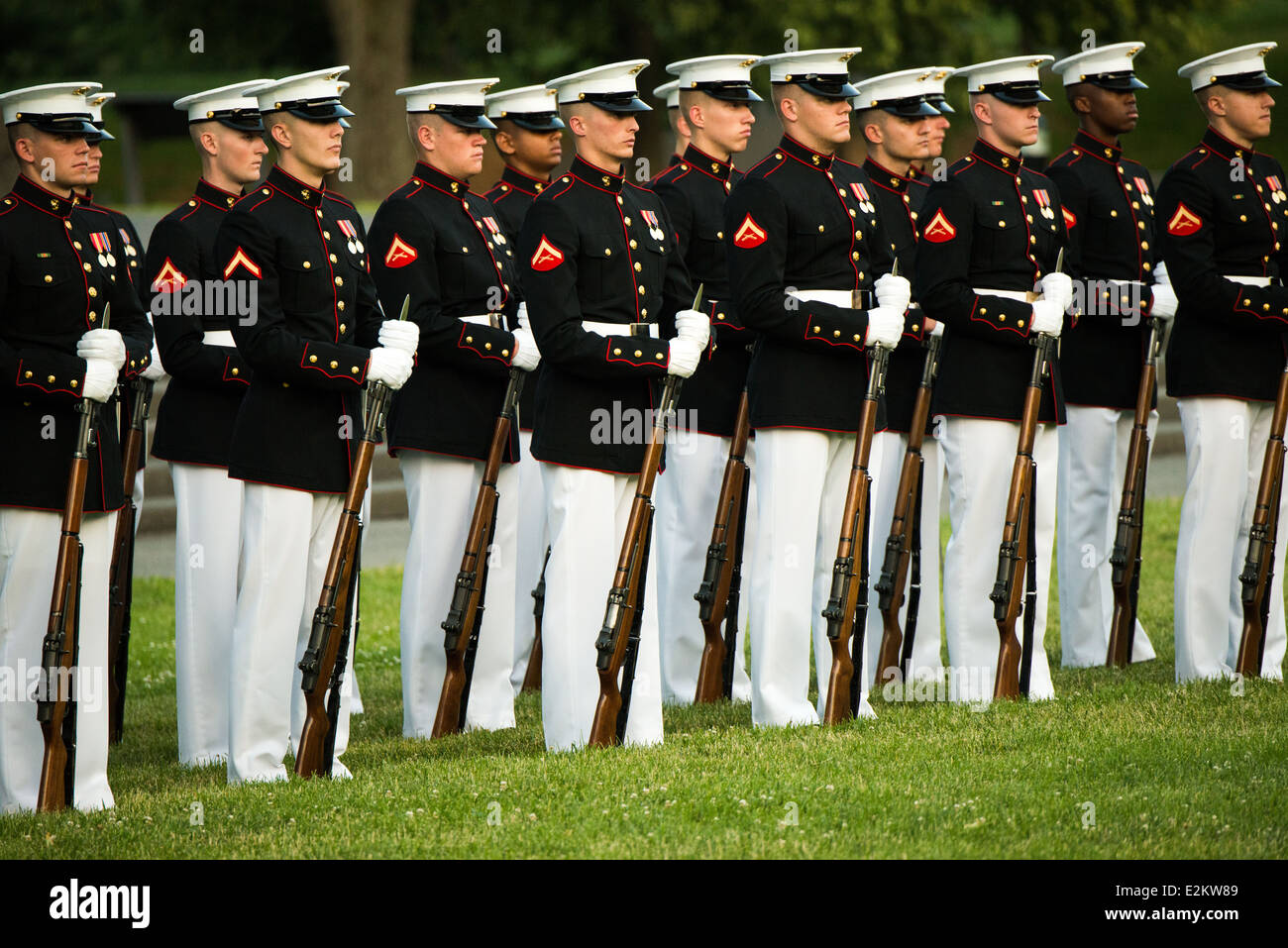 Das US Marine Corps Silent Drill Platoon führt ihre Übungen während der Sonnenuntergang-Parade in Iwo Jima Memorial in Arlington, Virginia. Stockfoto