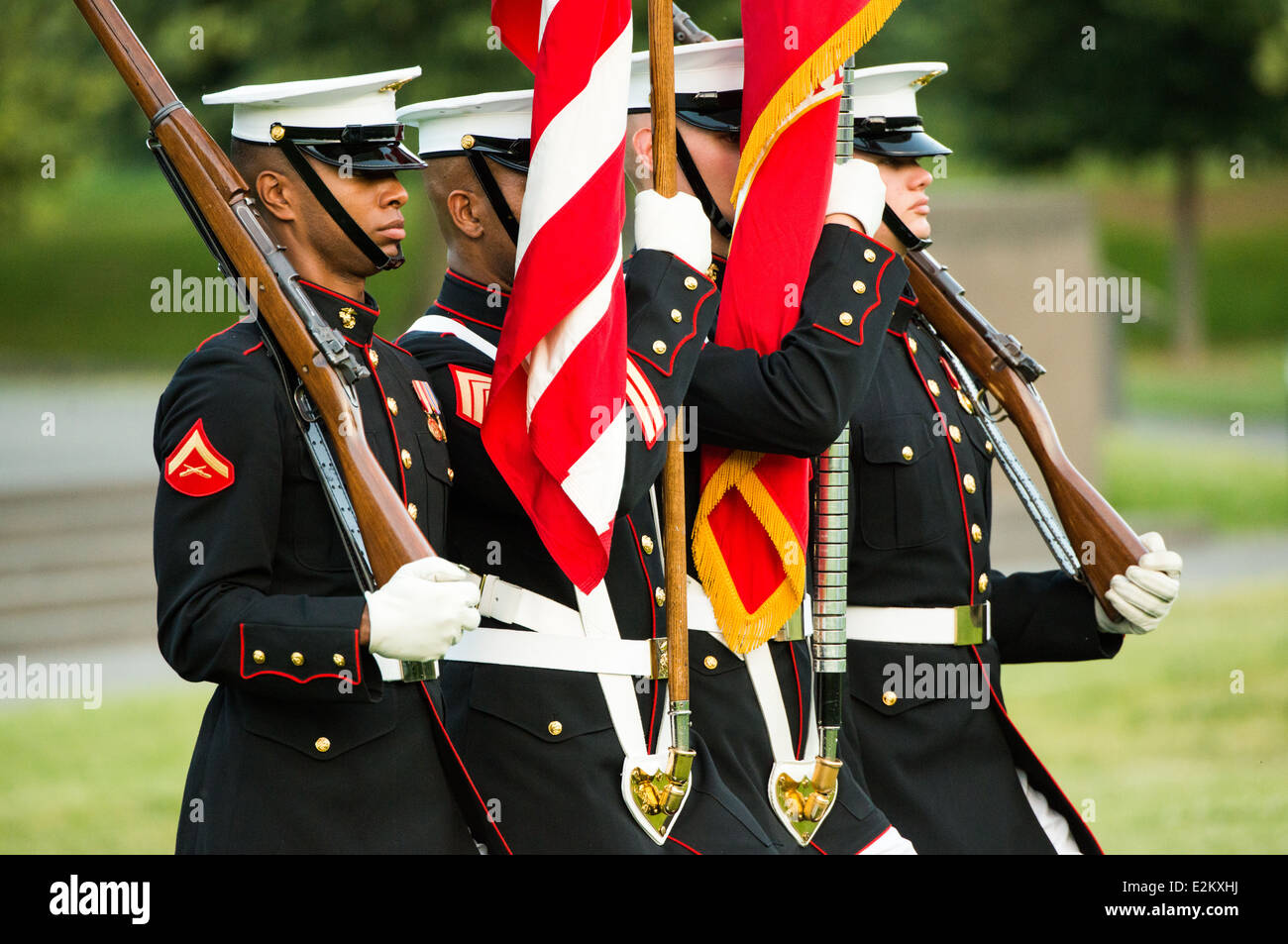 WASHINGTON DC, Vereinigte Staaten – das Silent Drill Team, eine Elite-Gruppe von Mitgliedern des US Marine Corps, führt eine atemberaubende, sorgfältig choreographierte Routine durch, die ihre Disziplin, Präzision, Und Geschick bei der Sunset Parade am Iwo Jima Memorial in Arlington, Virginia. Stockfoto