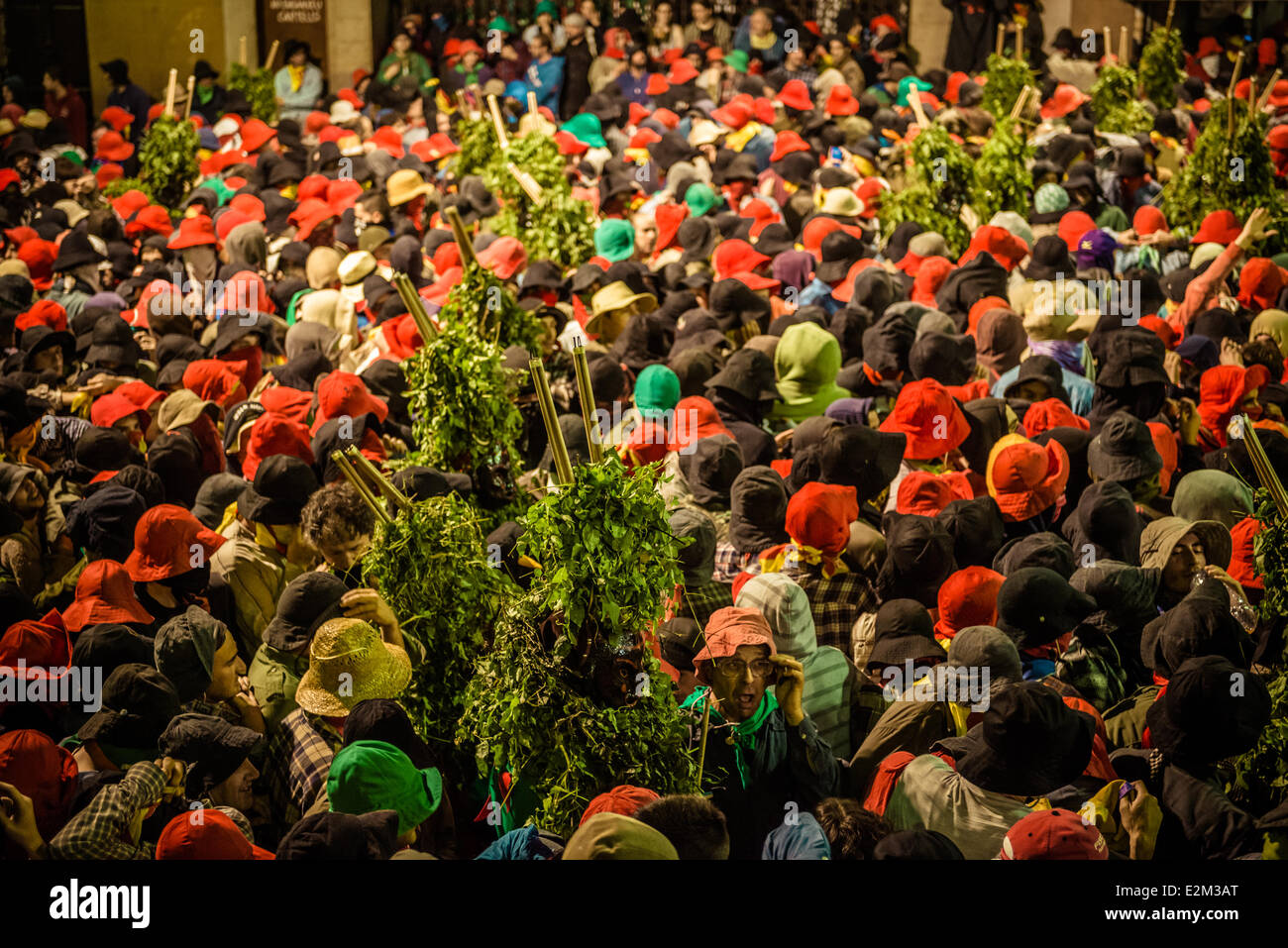 Berga, Spanien. 19. Juni 2014: Teilnehmer der Pride-Parade 2013 auf ein Float bilden ein Herz, wie sie durch die jubelnde Menge passieren.   * Komparsen: jede der Gruppen, die bestehen aus und führen Sie die verschiedenen Aufführungen in der Patum enthalten. * Salt: jeder der die Theateraufführungen durchgeführt von einer Gruppe (Komparsen).   "La Patum" von Berga ist eine beliebte und traditionsreiche Festival der ritualisierte und theatralischen Auftritte stammt aus dem Mittelalter, findet jedes Jahr in der Woche von Corpus Christi und wird als ein immaterielles Kulturerbe durch die UNESCO aufgeführt: Matthi/Alamy Live-Nachrichten Stockfoto