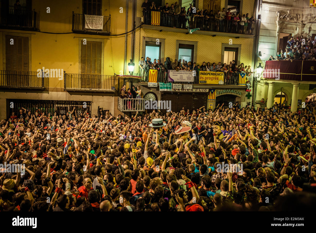 Berga, Spanien. 19. Juni 2014: Teilnehmer der Pride-Parade 2013 auf ein Float bilden ein Herz, wie sie durch die jubelnde Menge passieren.   * Komparsen: jede der Gruppen, die bestehen aus und führen Sie die verschiedenen Aufführungen in der Patum enthalten. * Salt: jeder der die Theateraufführungen durchgeführt von einer Gruppe (Komparsen).   "La Patum" von Berga ist eine beliebte und traditionsreiche Festival der ritualisierte und theatralischen Auftritte stammt aus dem Mittelalter, findet jedes Jahr in der Woche von Corpus Christi und wird als ein immaterielles Kulturerbe durch die UNESCO aufgeführt: Matthi/Alamy Live-Nachrichten Stockfoto