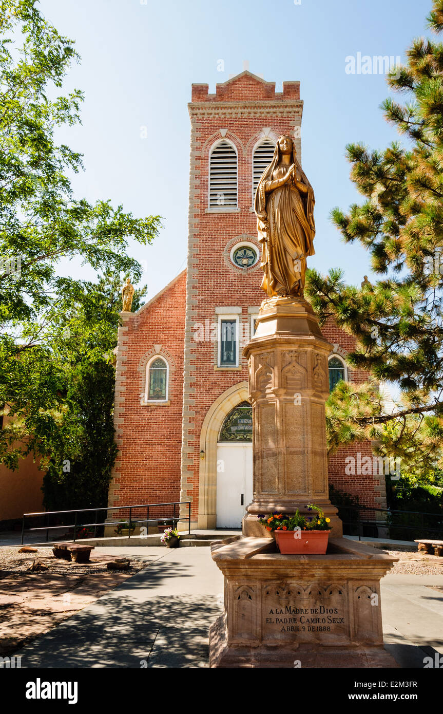 Statue der Muttergottes von Lourdes und San Juan Bautista Pfarrkirche, San Juan Pfarrei Ohkay Owingeh Pueblo in New Mexico Stockfoto