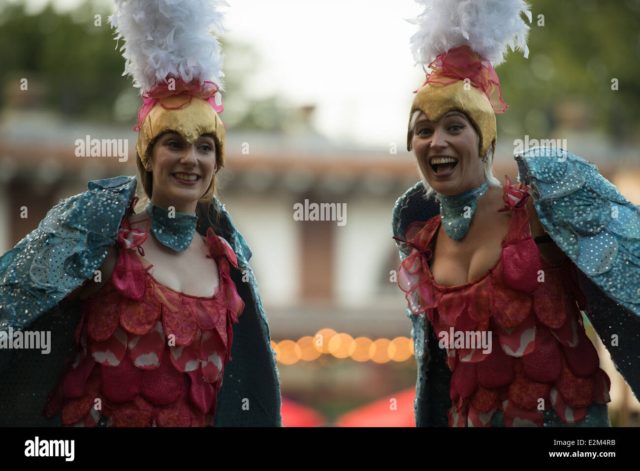 Der Londoner Zoo Juni 2014 Abendveranstaltung. Damen auf Stelzen gekleidet wie Vögel Stockfoto