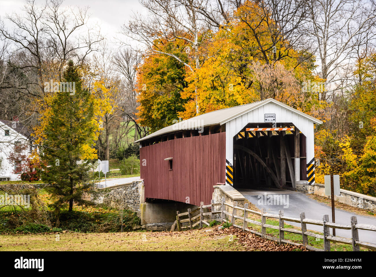 Neff Mühle Covered Bridge (aka Pequea 7 oder Bowmans überdachte Brücke), Willow Street, Pennsylvania Stockfoto